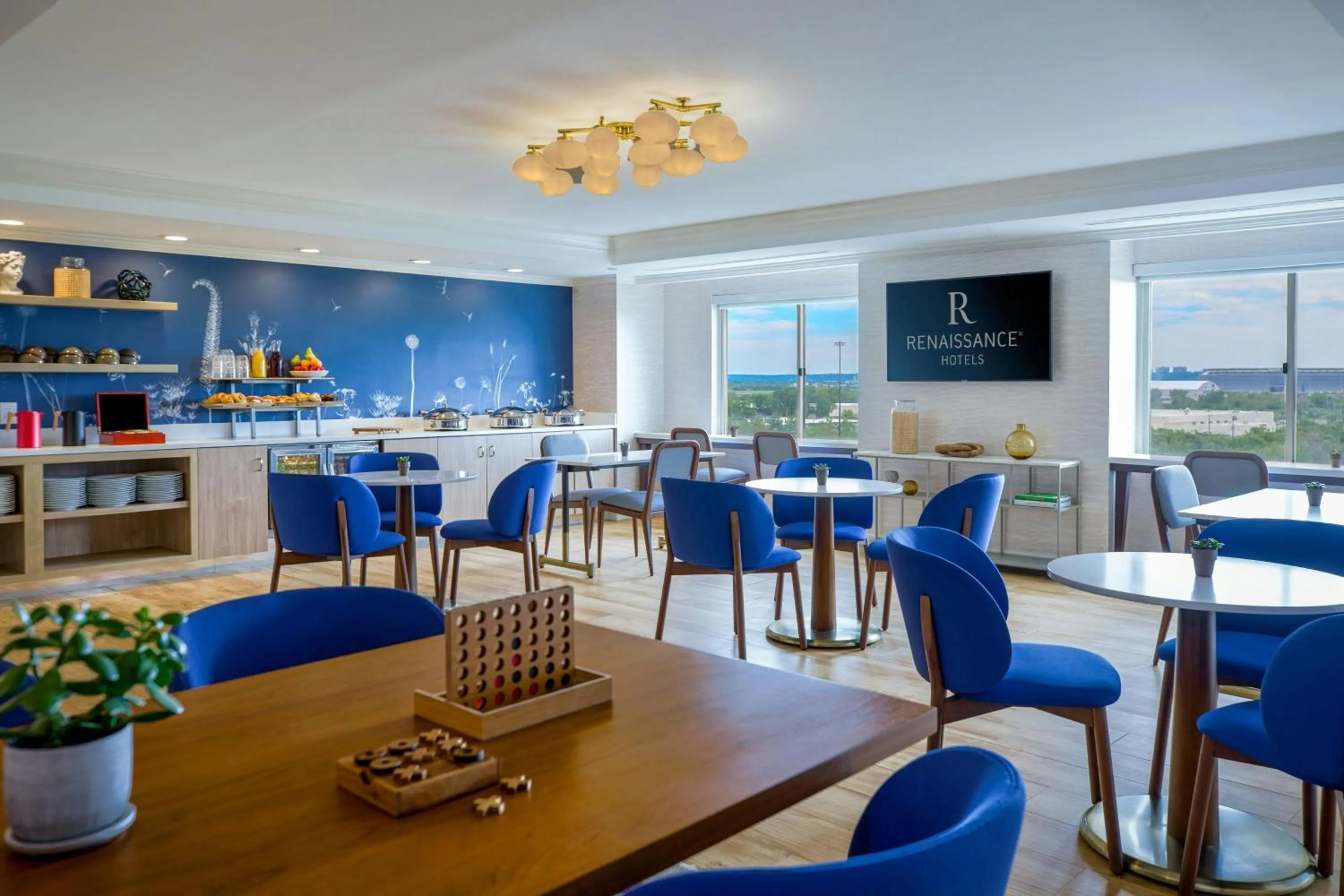 Lounge or bar in Renaissance Meadowlands Hotel
