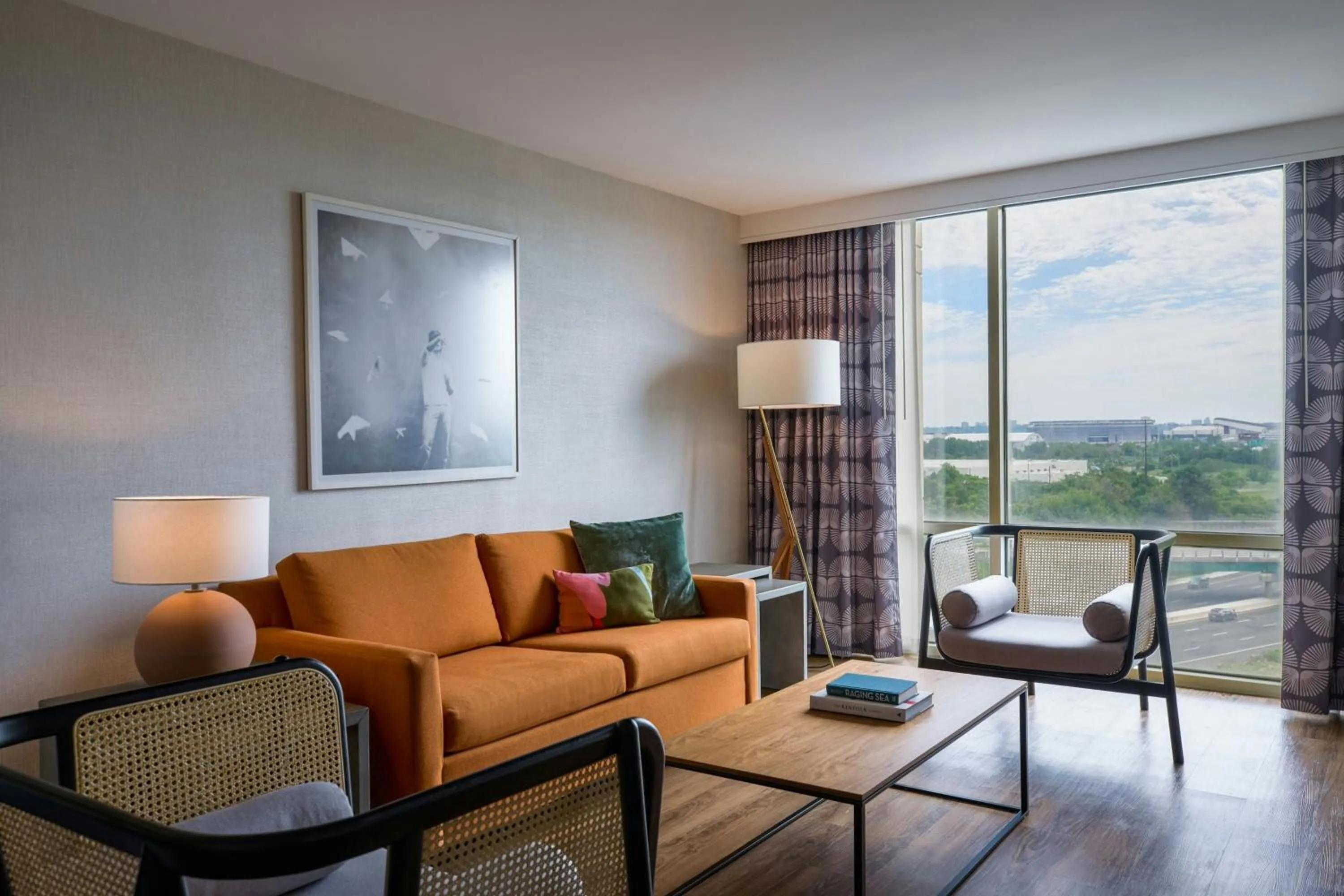 Living room in Renaissance Meadowlands Hotel