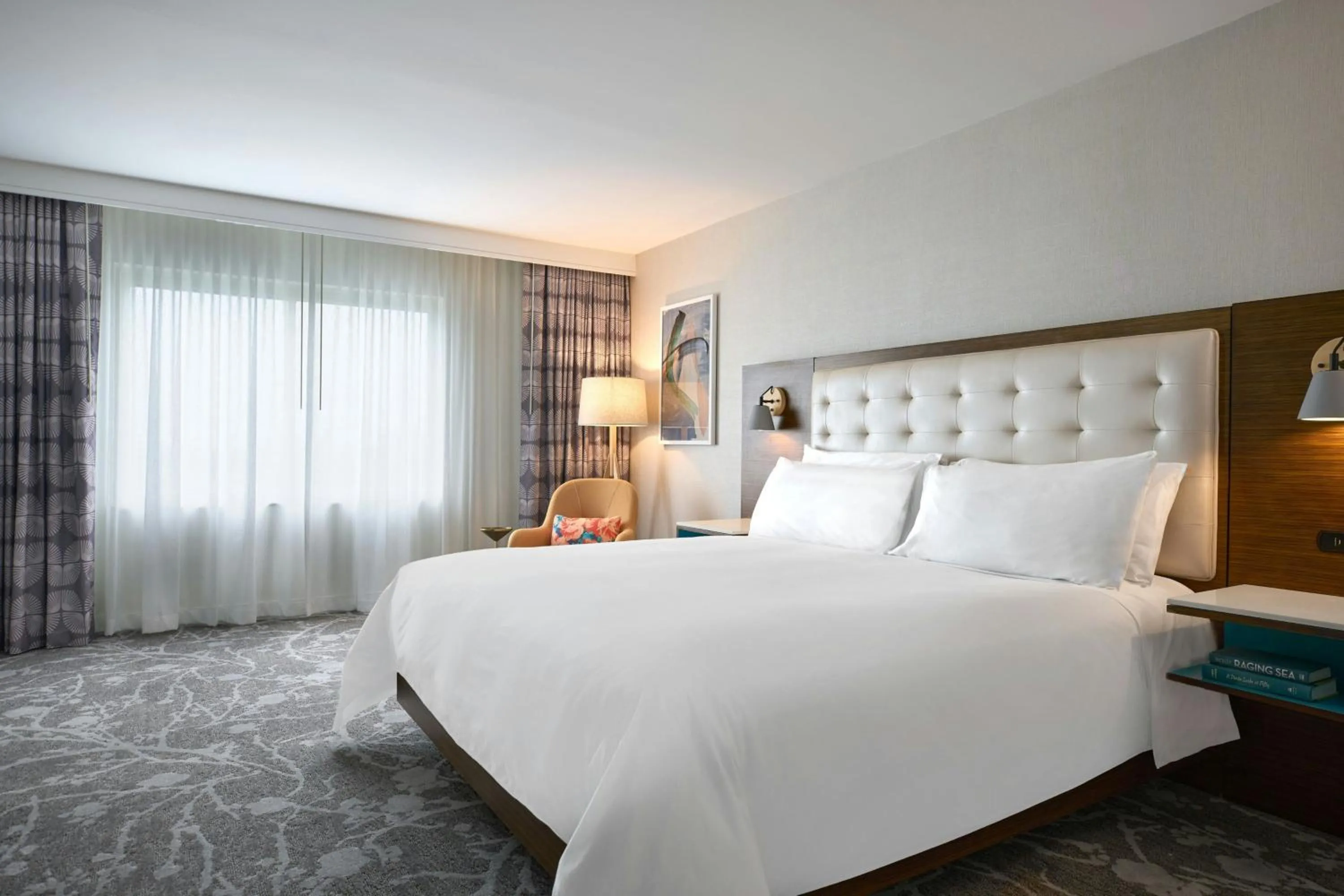 Bedroom, Bed in Renaissance Meadowlands Hotel