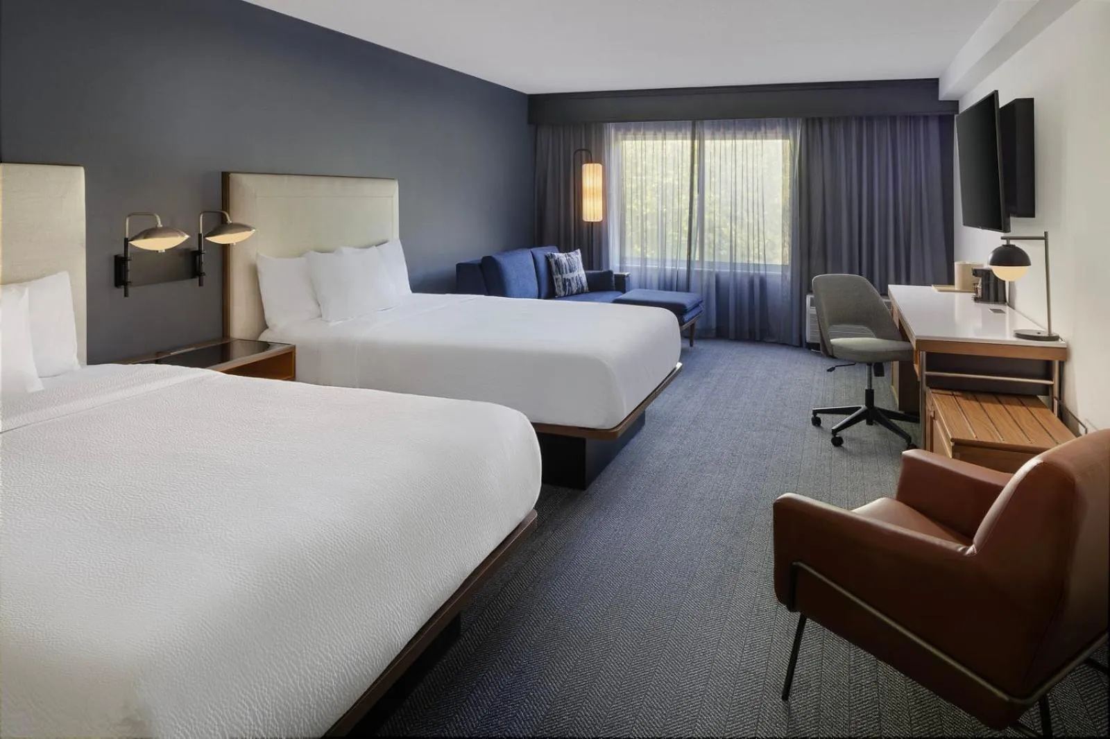 Bedroom, Bed in Courtyard Edison Woodbridge