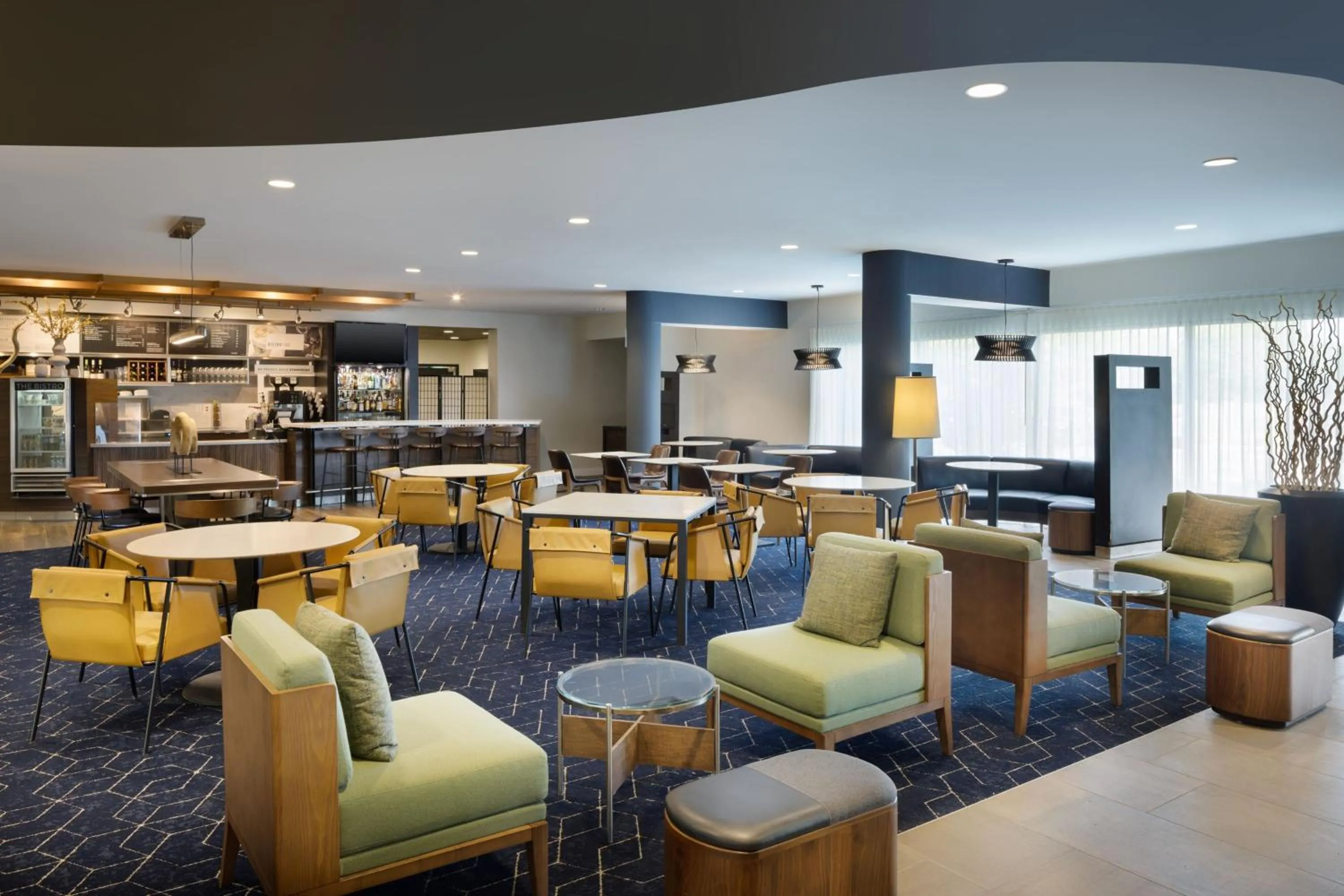 Restaurant/places to eat in Courtyard Edison Woodbridge