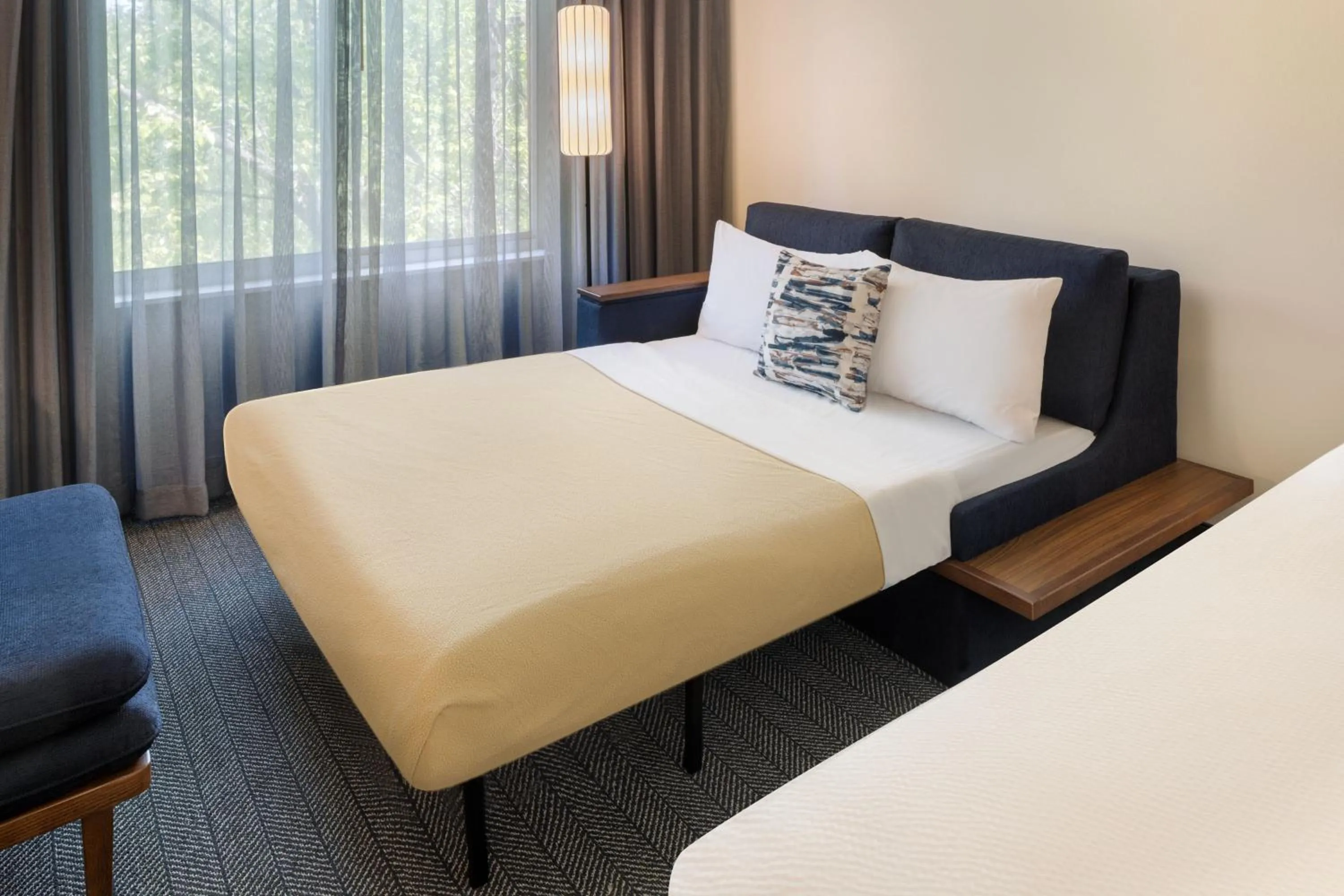 Bedroom, Bed in Courtyard Edison Woodbridge