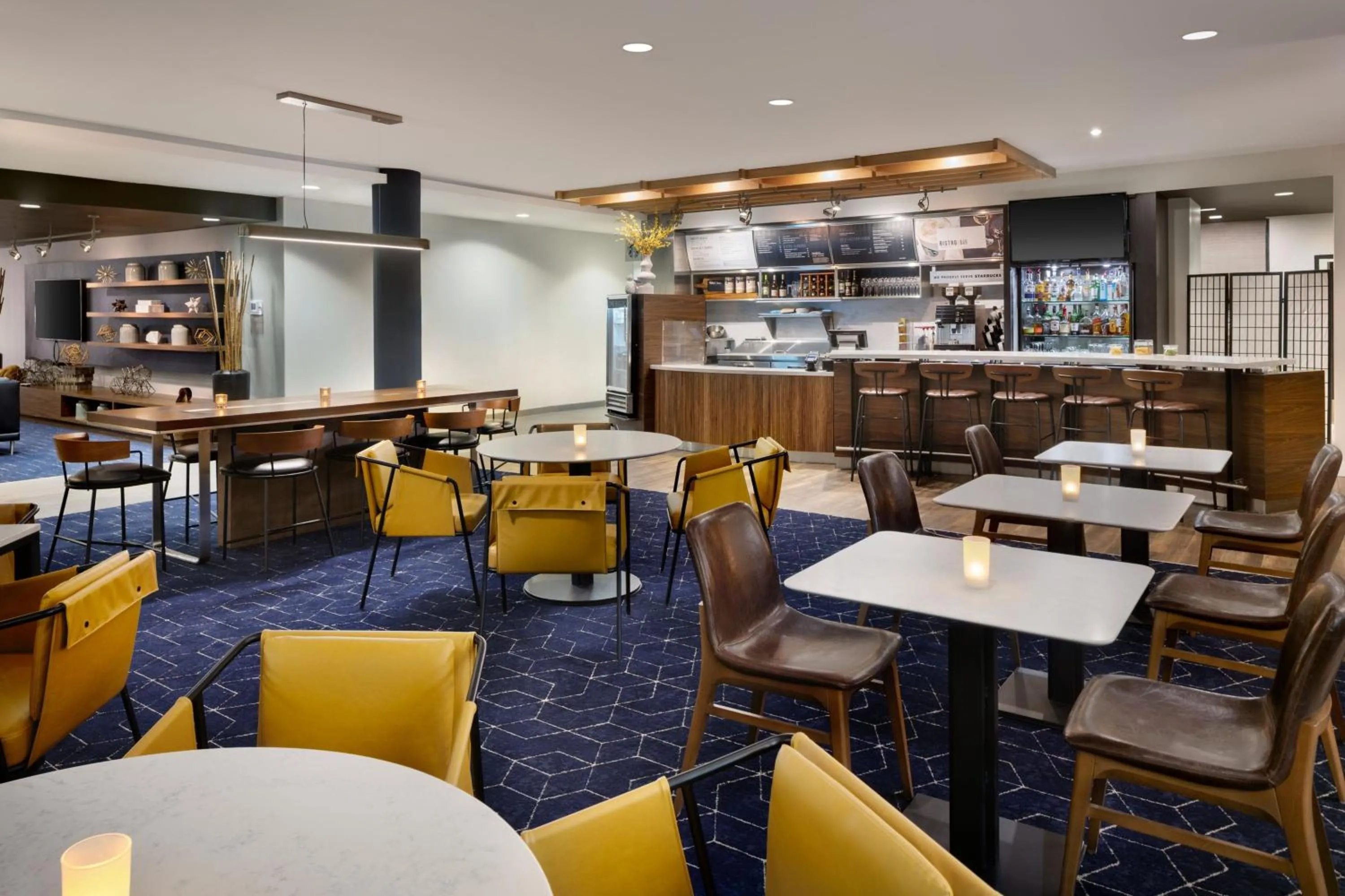 Restaurant/places to eat in Courtyard Edison Woodbridge