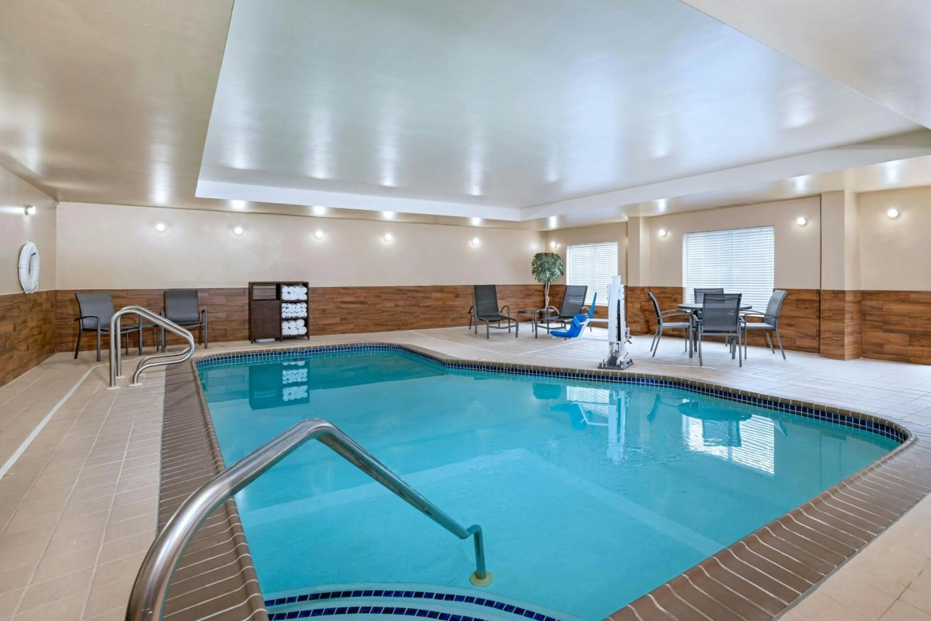Swimming pool in Fairfield Inn & Suites by Marriott Edison - South Plainfield