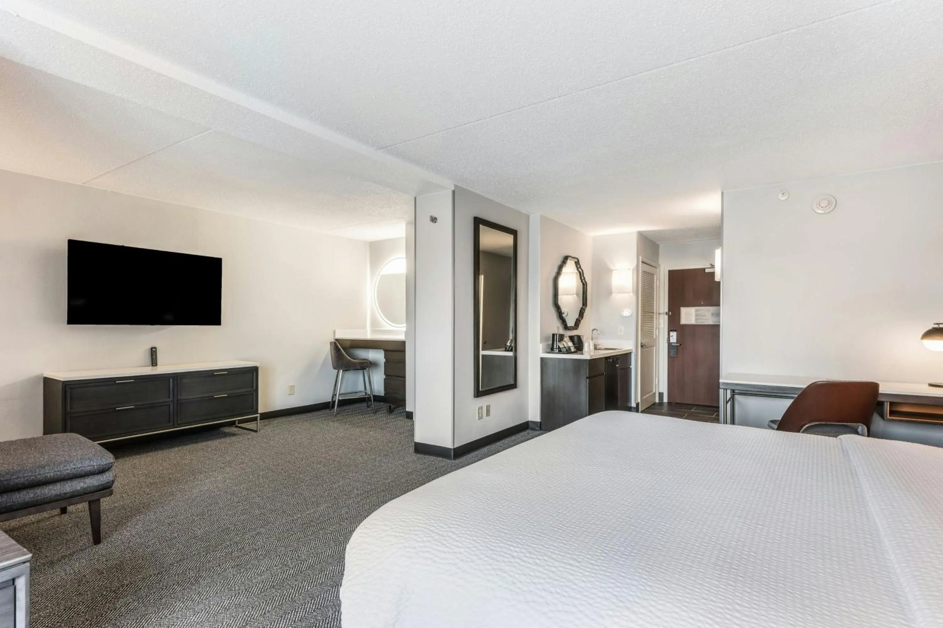 Photo of the whole room, Bed in Courtyard Rockaway-Mount Arlington