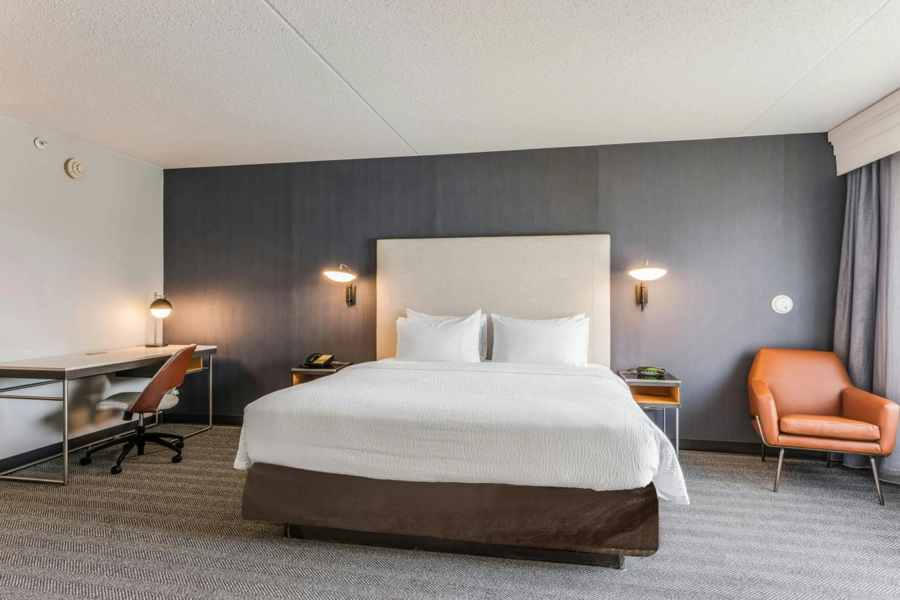 Photo of the whole room, Bed in Courtyard Rockaway-Mount Arlington