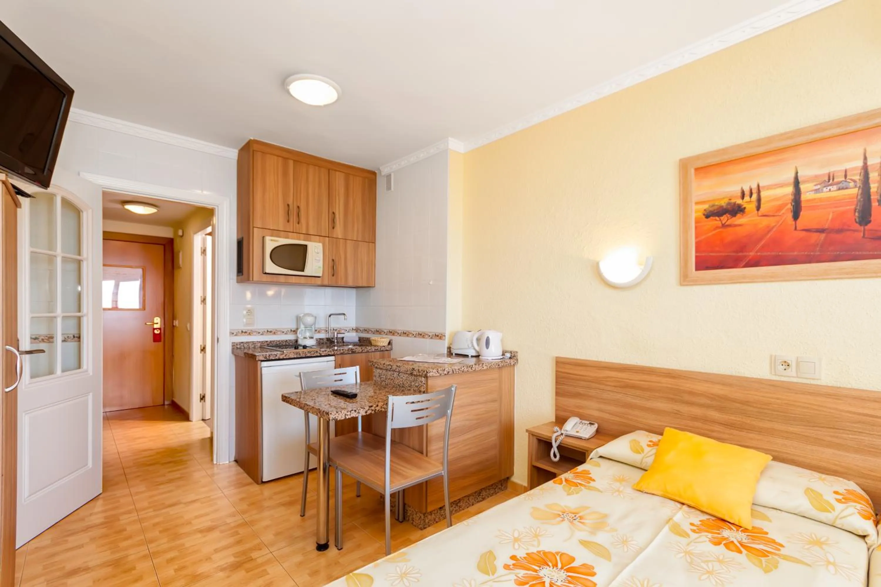 Kitchen or kitchenette, Bed in Apartamentos Stella Maris - Marcari SL