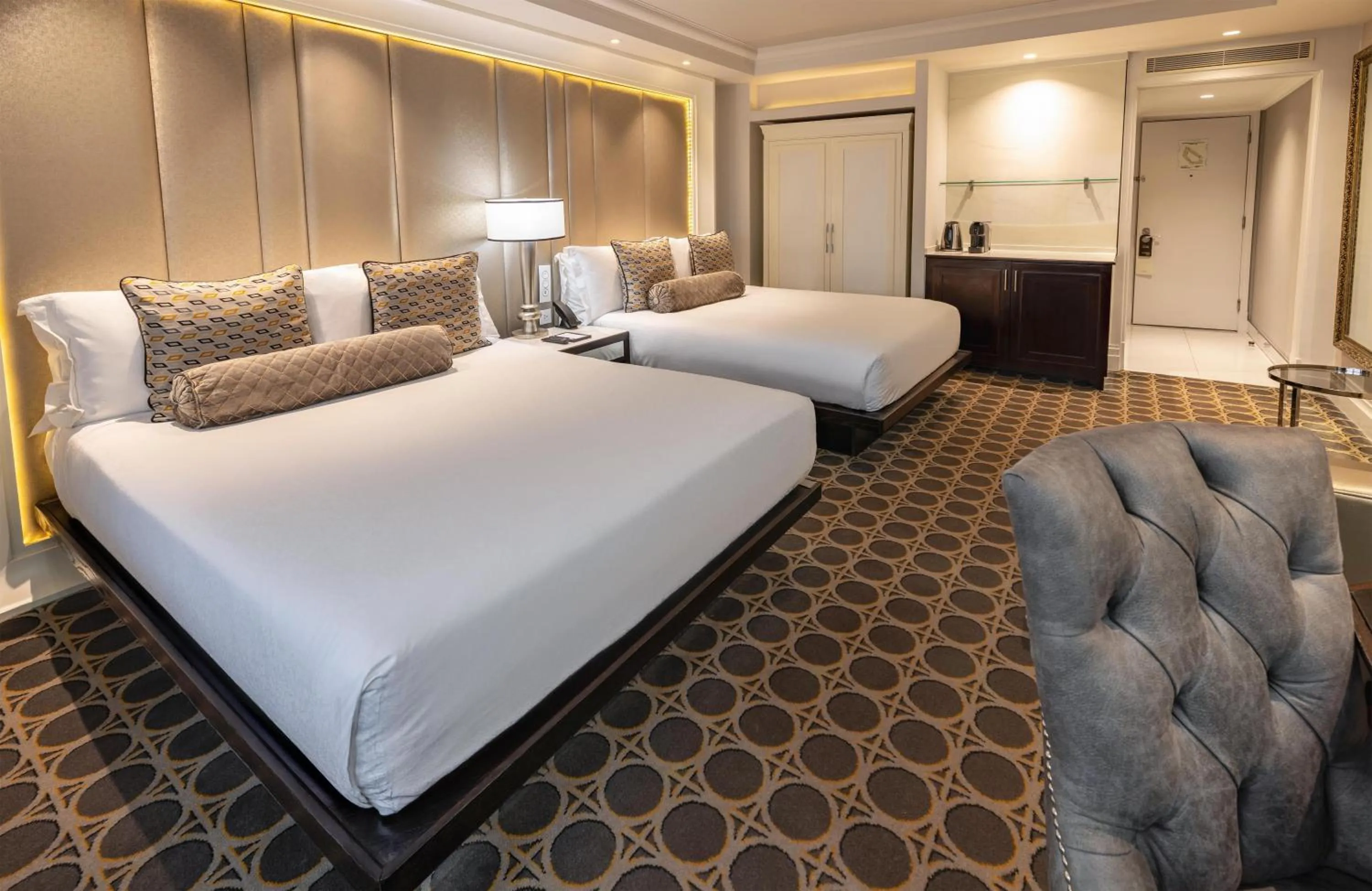 Bedroom, Bed in Sandton Sun and Towers