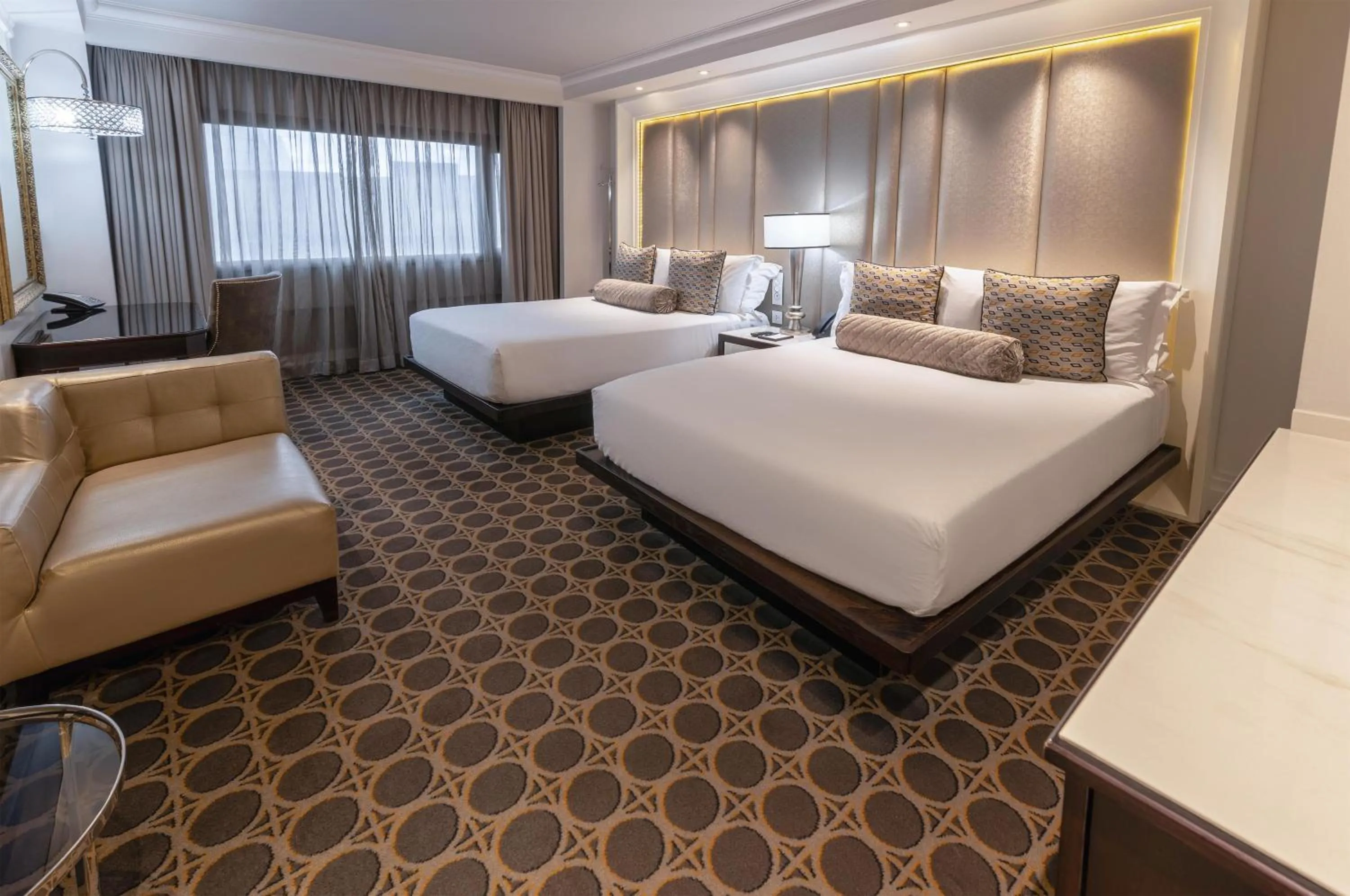 Bedroom, Bed in Sandton Sun and Towers