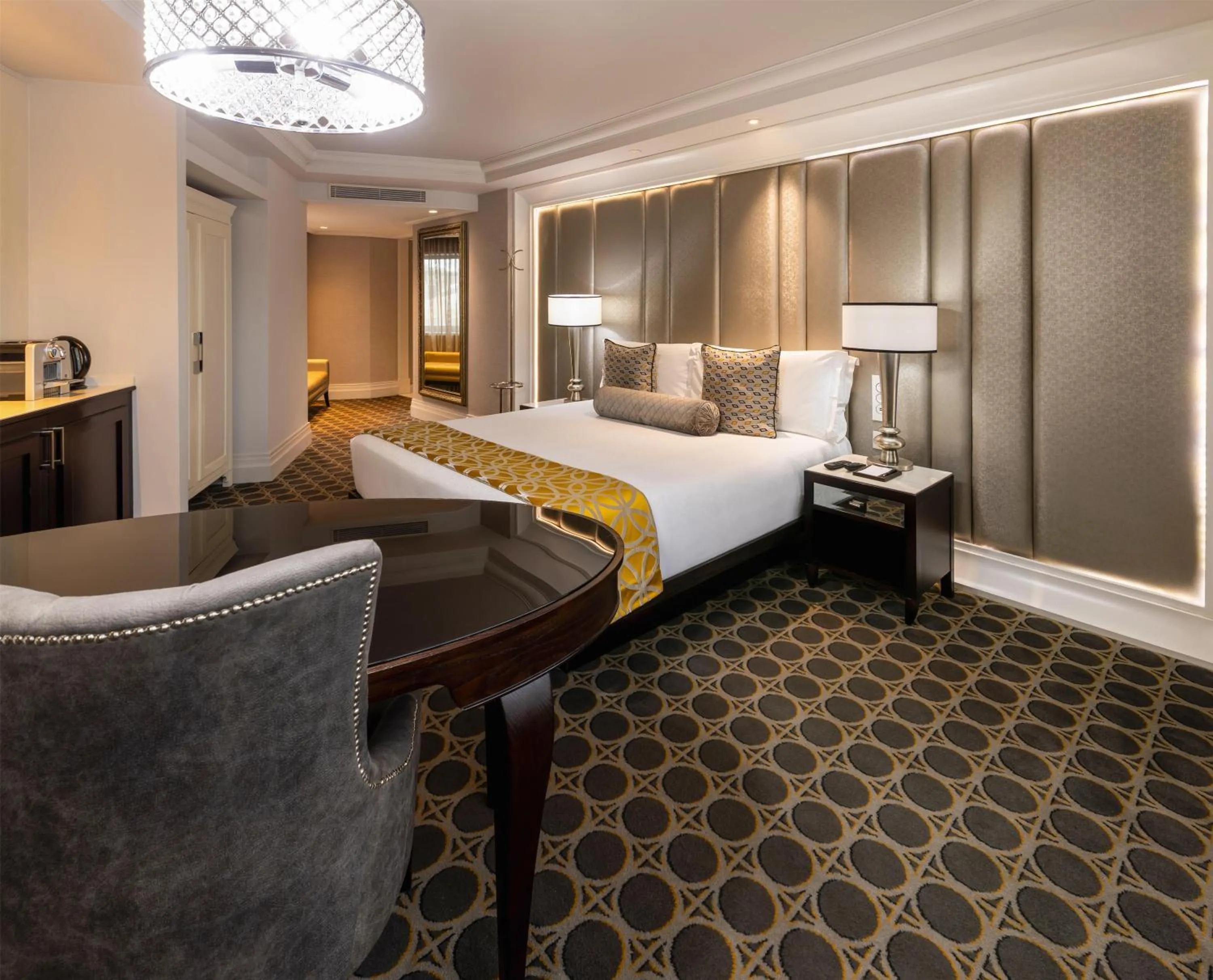 Bedroom, Bed in Sandton Sun and Towers