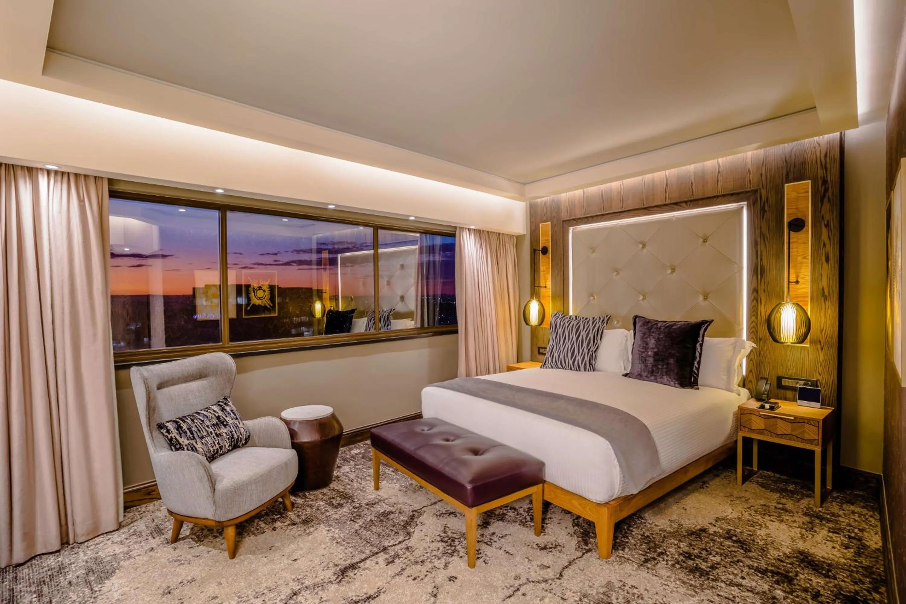 Bedroom, Bed in Sandton Sun and Towers