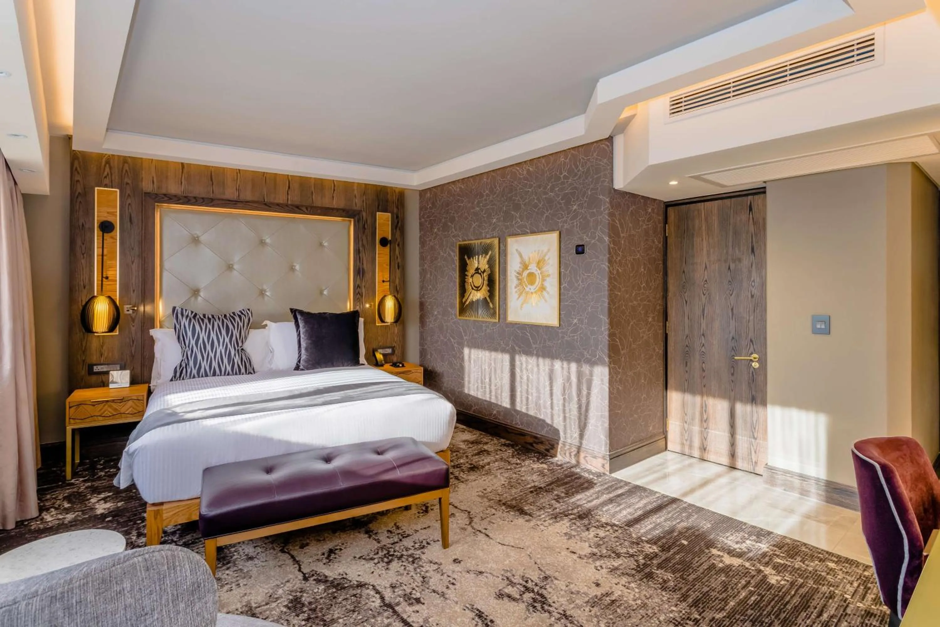 Bedroom, Bed in Sandton Sun and Towers