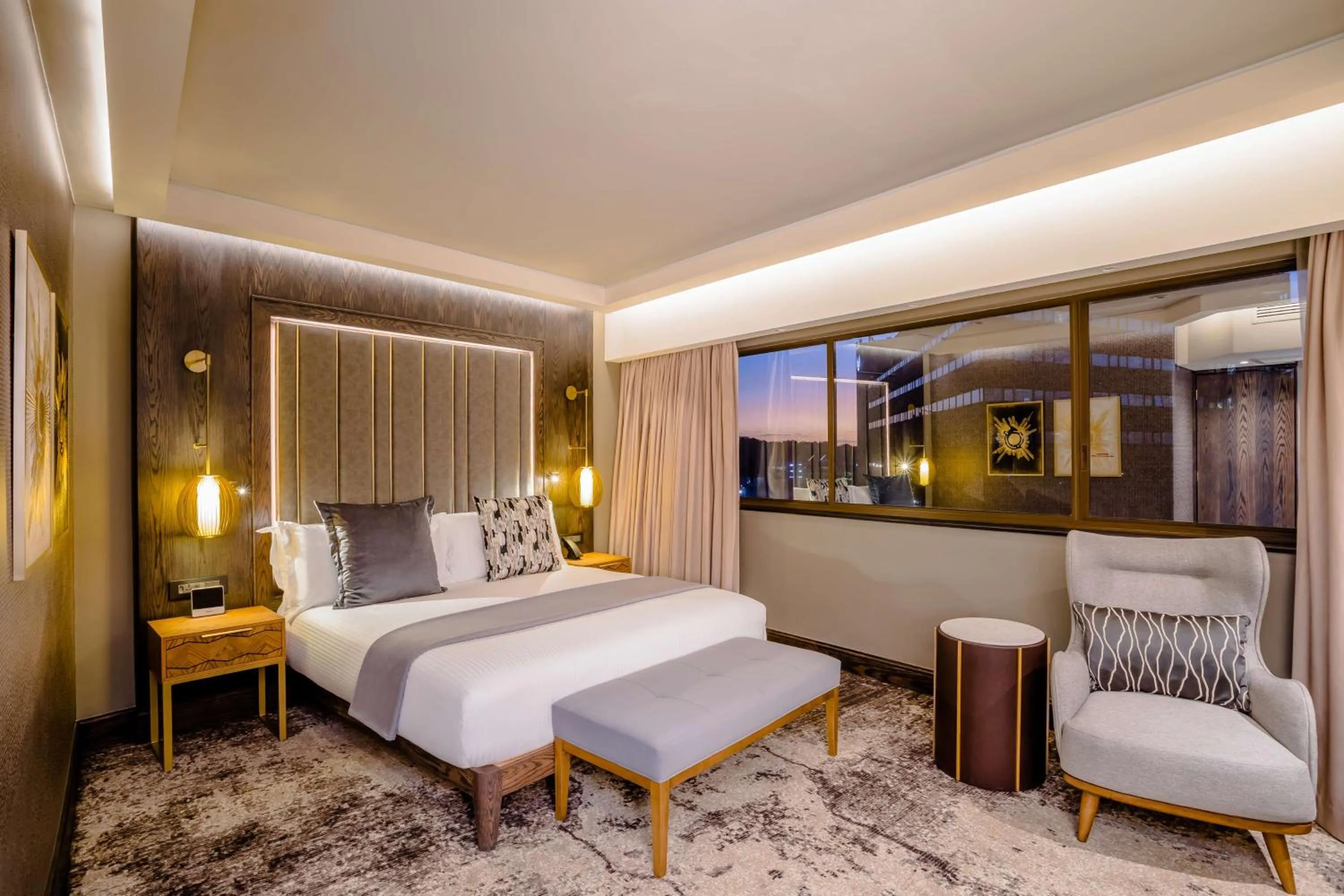 Bedroom, Bed in Sandton Sun and Towers