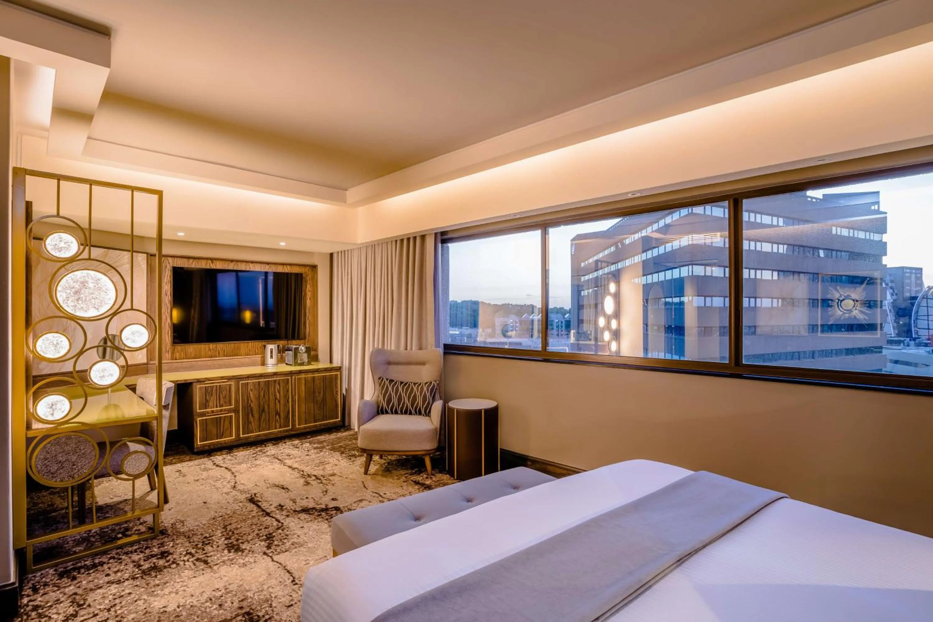 Bedroom, Bed in Sandton Sun and Towers