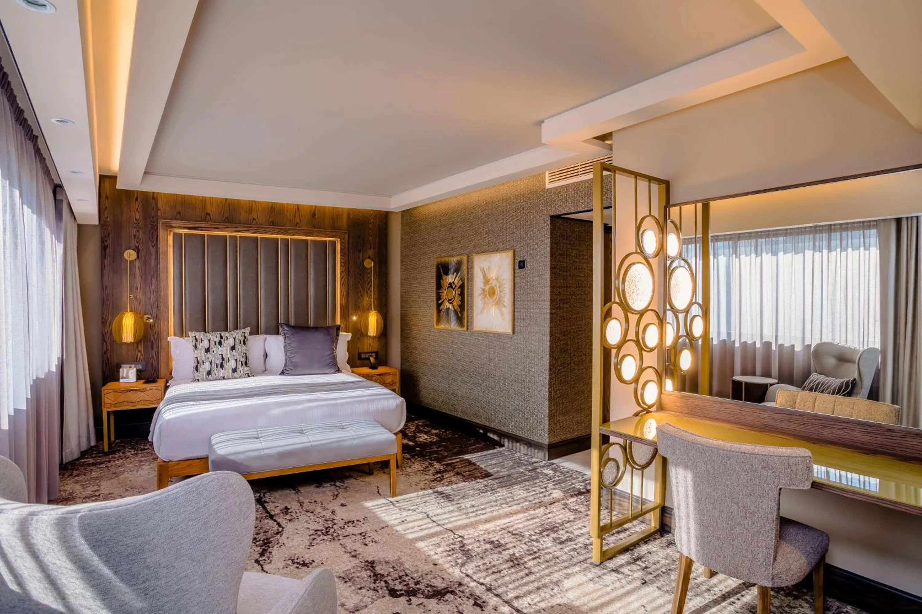 Bedroom, Bed in Sandton Sun and Towers