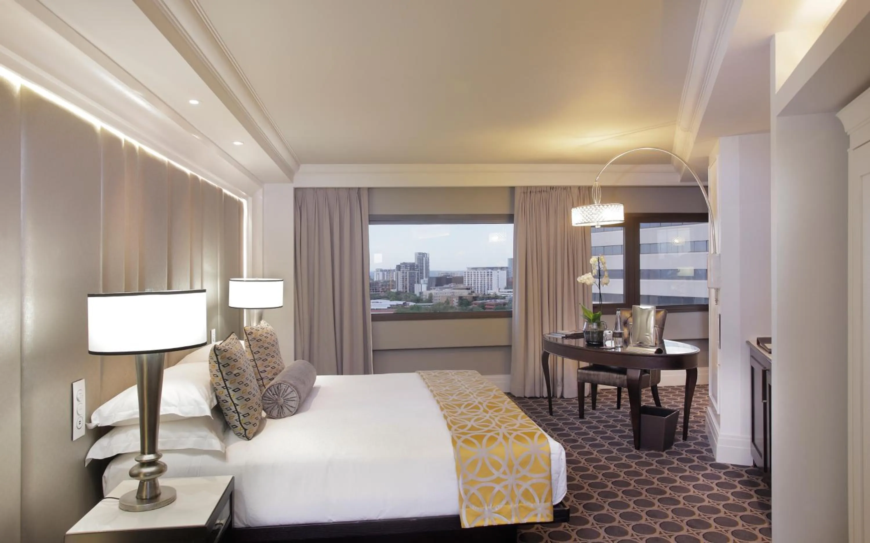 Bedroom, Bed in Sandton Sun and Towers