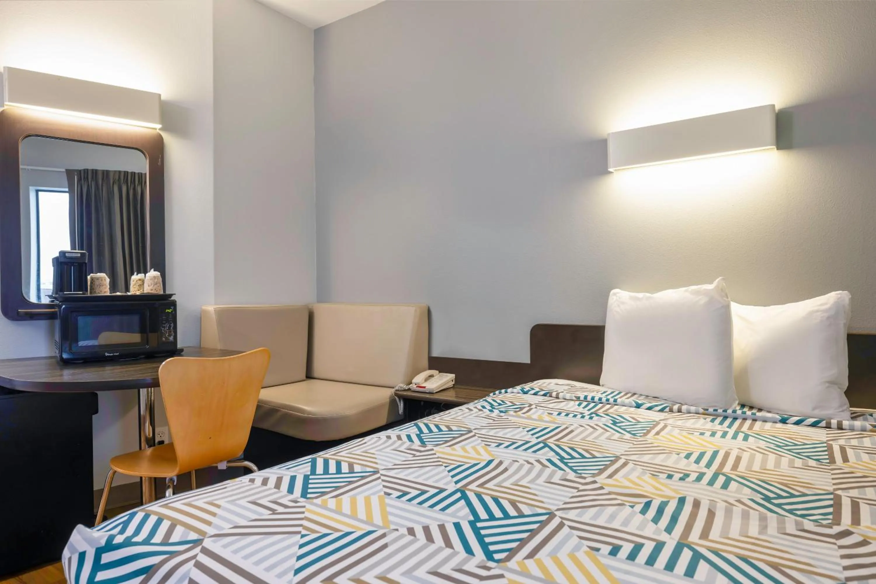 Bedroom, Bed in Motel 6 Texas City I-45