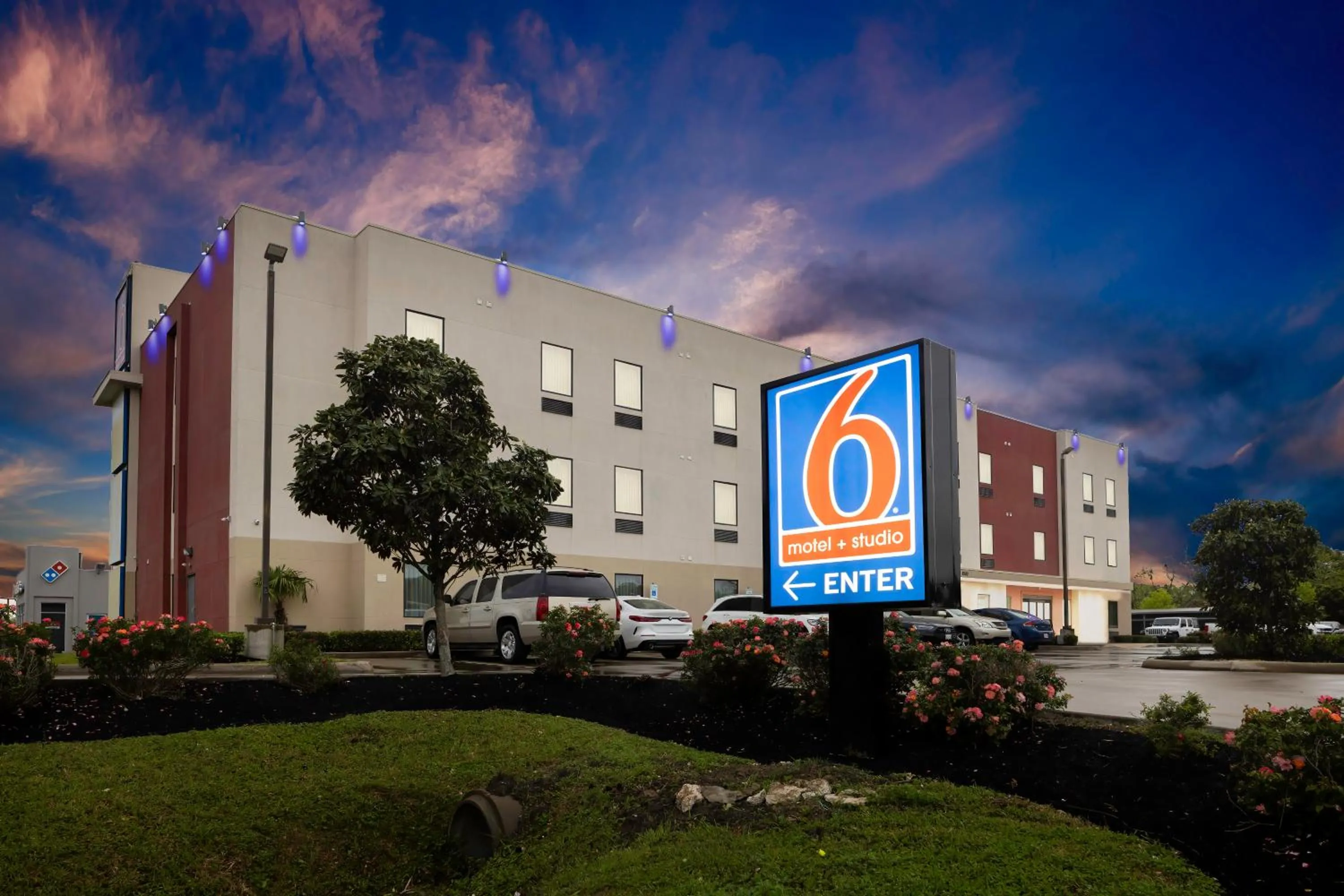 Property building in Motel 6 Texas City I-45