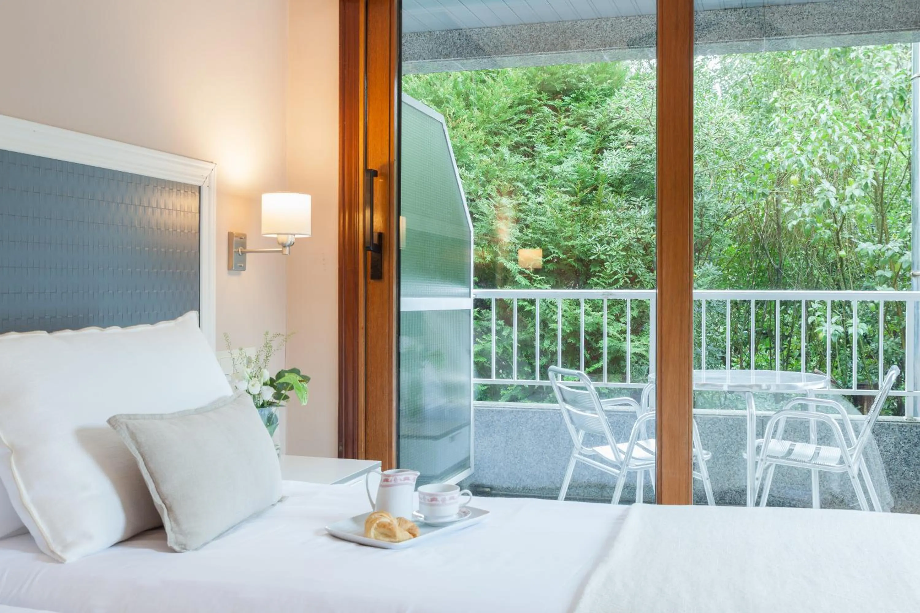 Balcony/Terrace, Bed in Hotel Monte Ulia