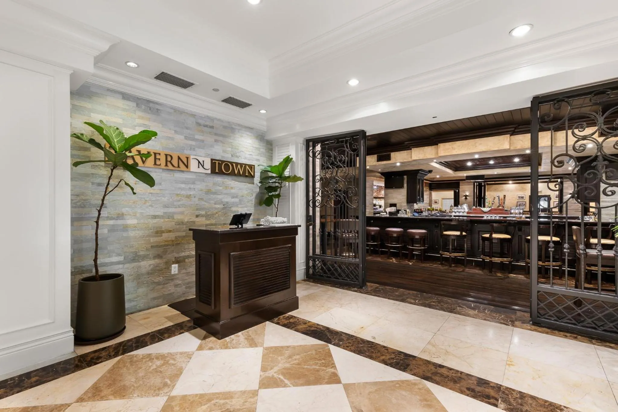 Restaurant/places to eat in Beachside Resort & Residences