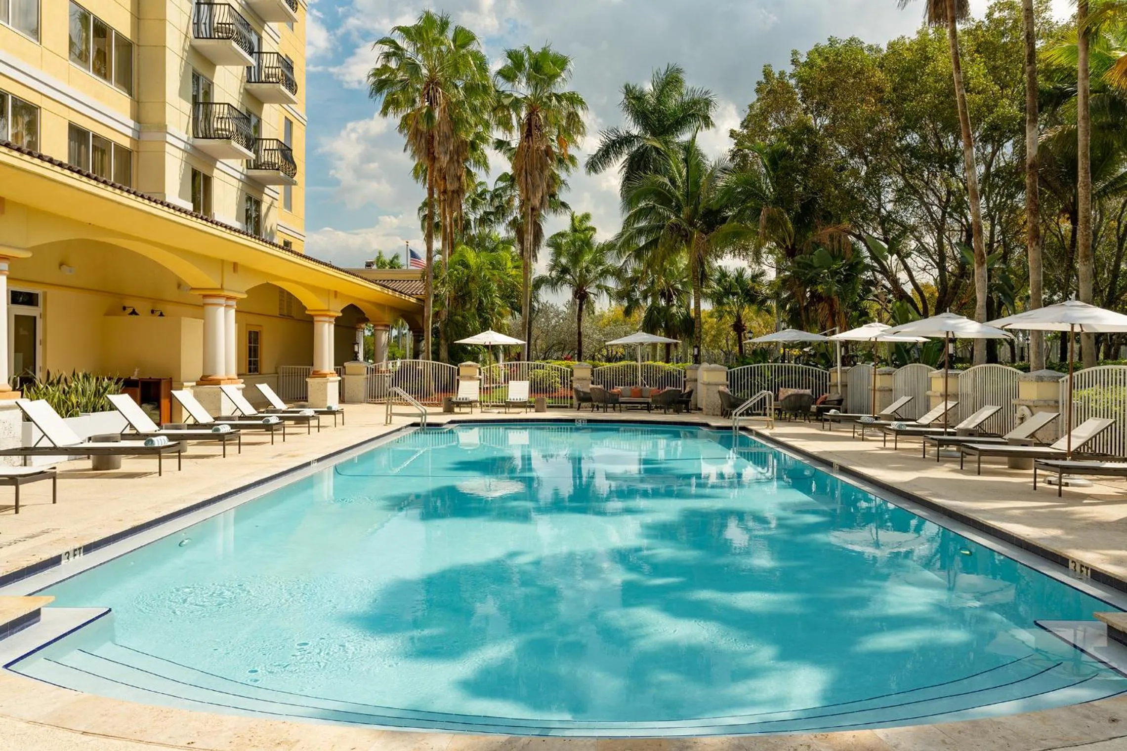 Swimming pool in Fort Lauderdale Marriott Coral Springs Hotel & Convention Center