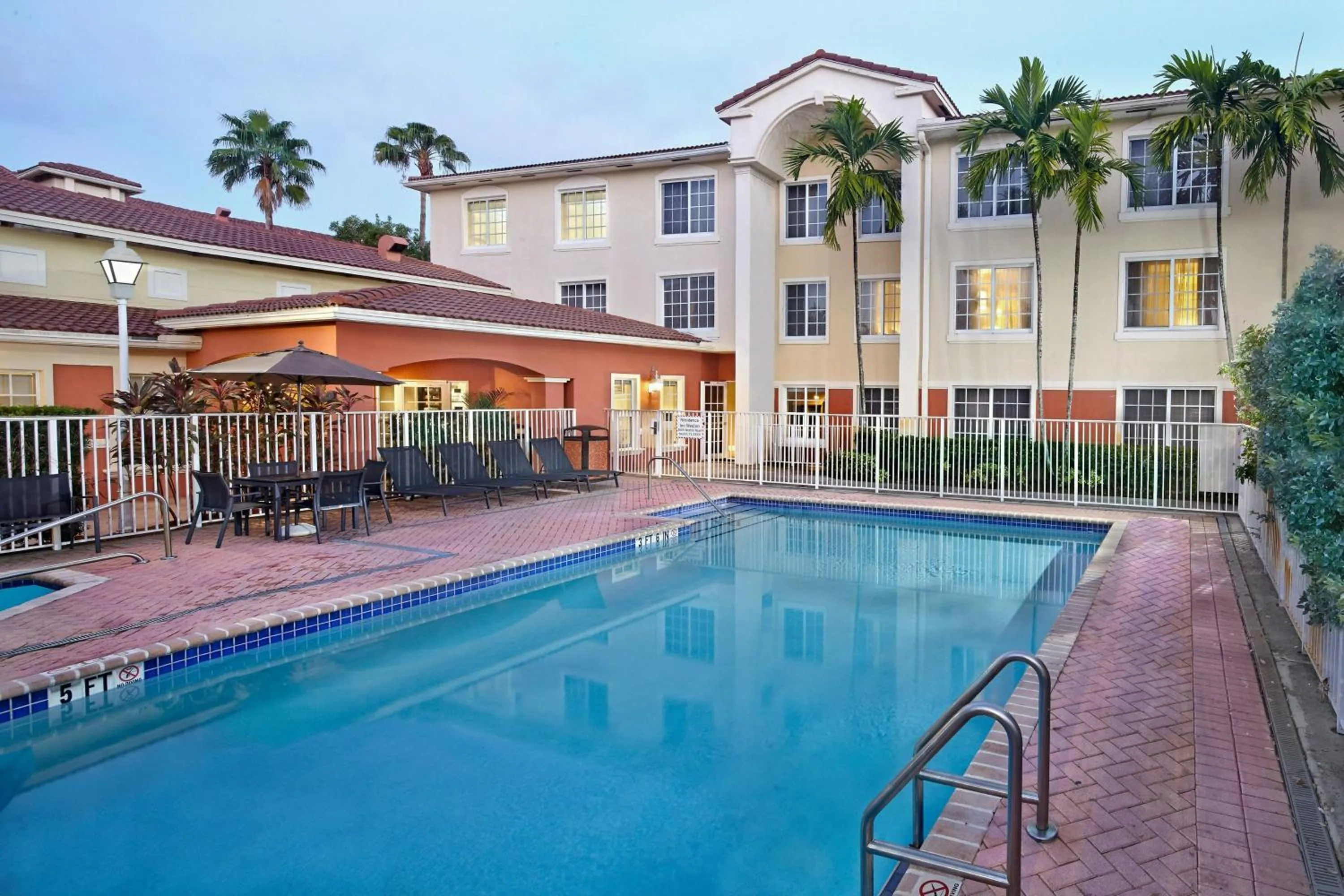 Swimming pool in Residence Inn by Marriott Fort Lauderdale Weston