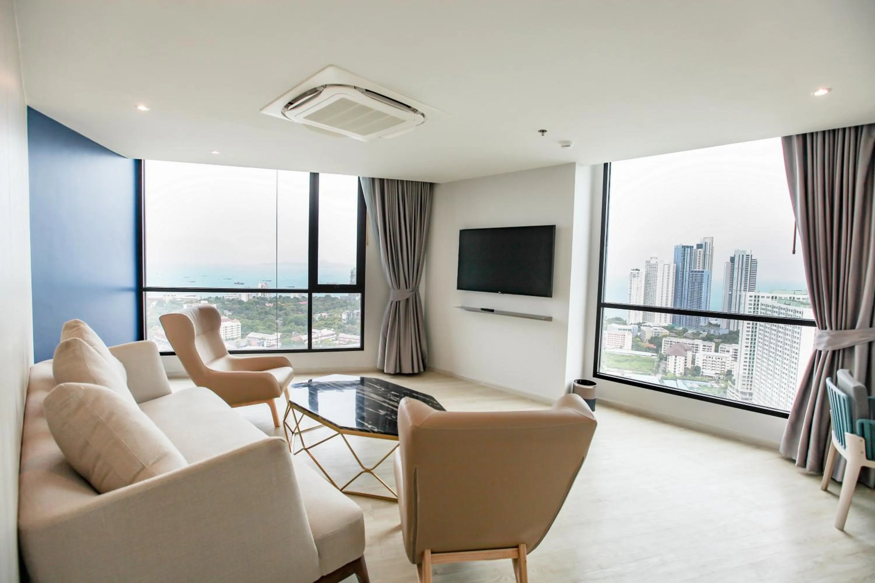 Living room in Brighton Grand Hotel Pattaya - SHA Extra Plus