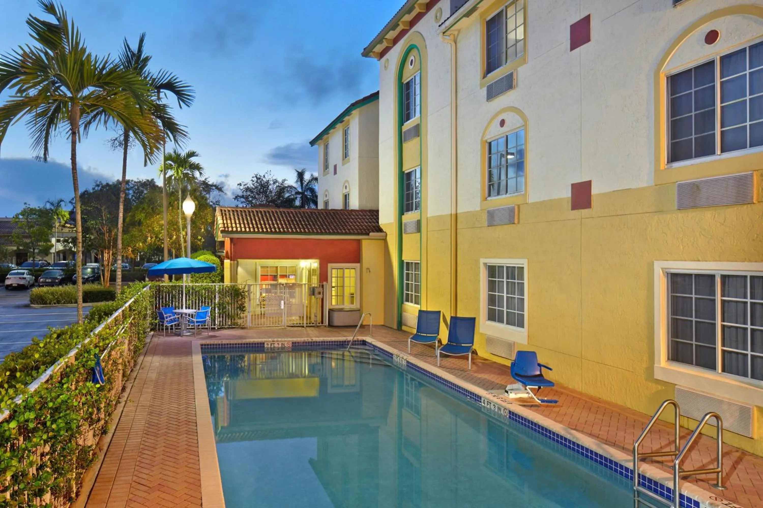 Swimming pool in TownePlace Suites by Marriott Fort Lauderdale Weston