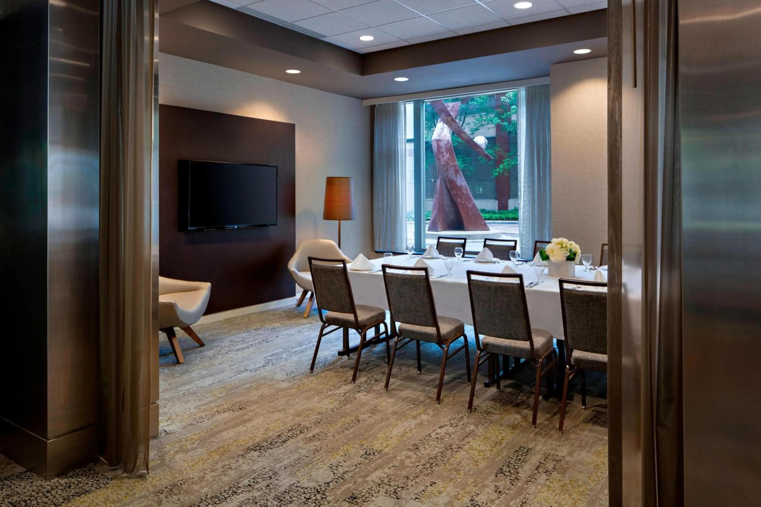 Restaurant/places to eat in Courtyard Grand Rapids Downtown