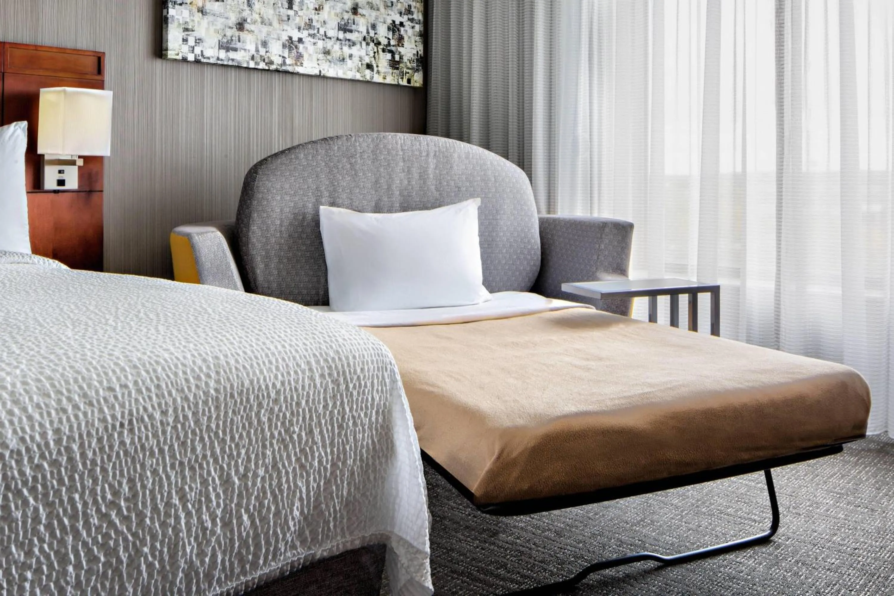 Photo of the whole room, Bed in Courtyard Grand Rapids Downtown