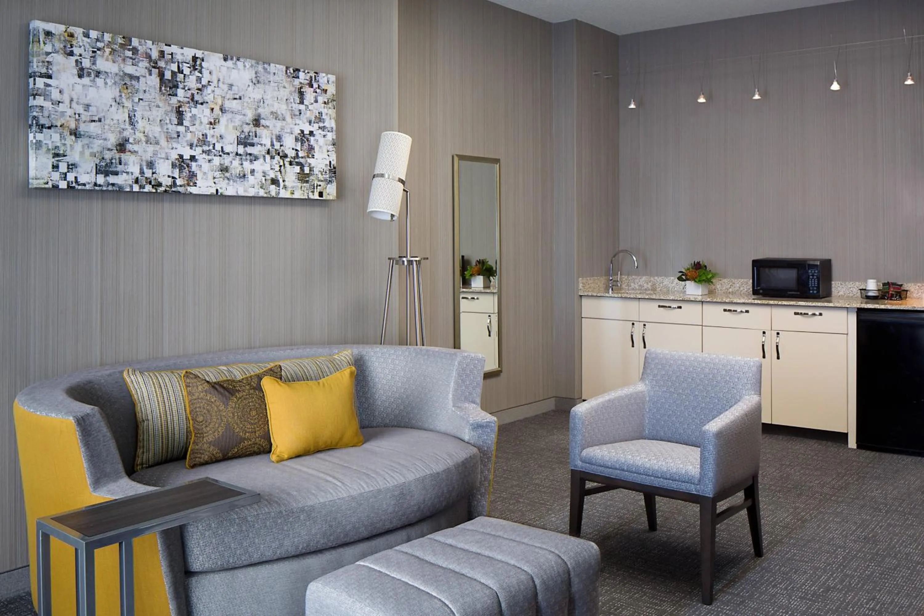 Living room in Courtyard Grand Rapids Downtown