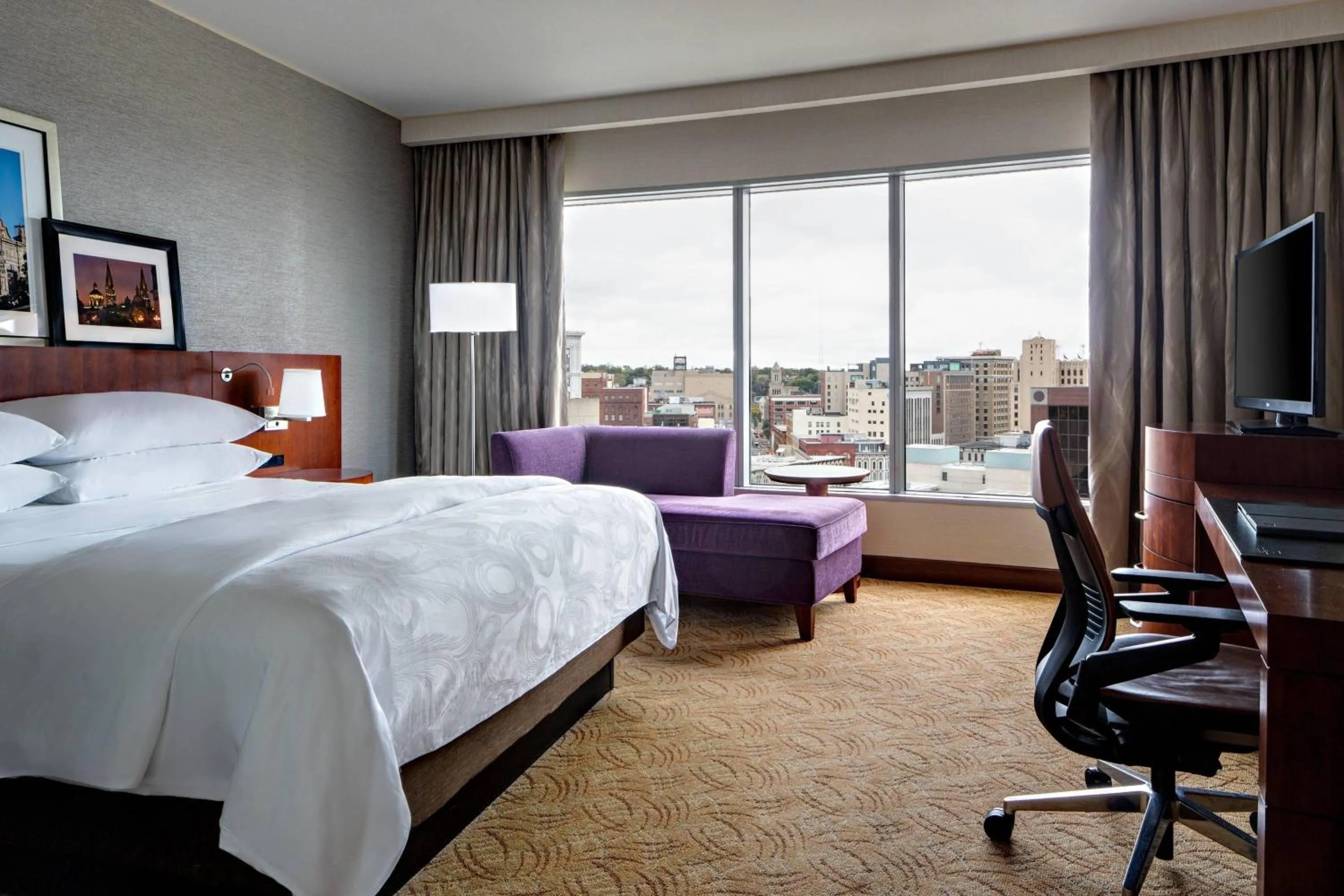 Photo of the whole room, Bed in JW Marriott Grand Rapids