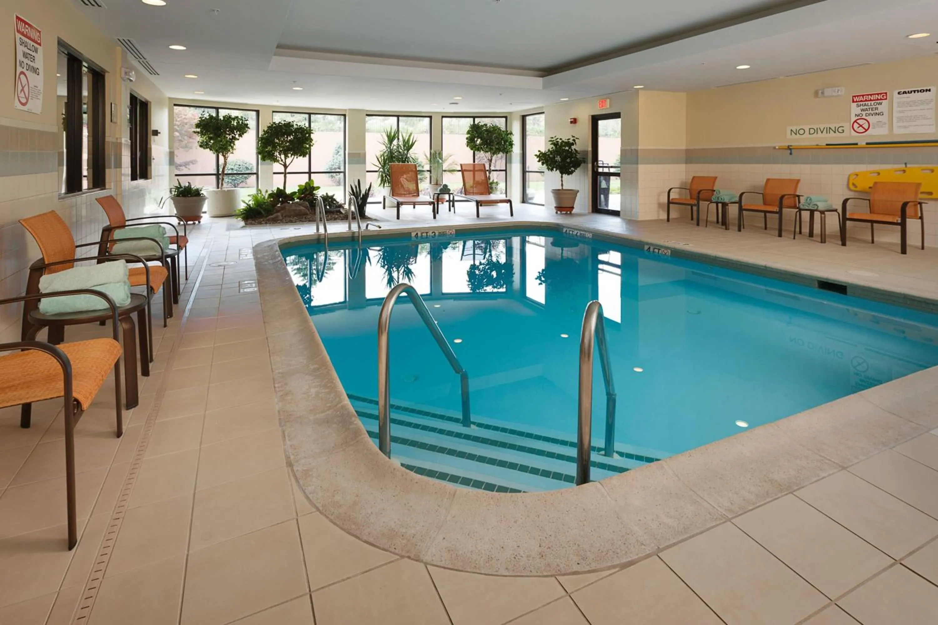 Swimming pool in Courtyard by Marriott Harrisburg Hershey
