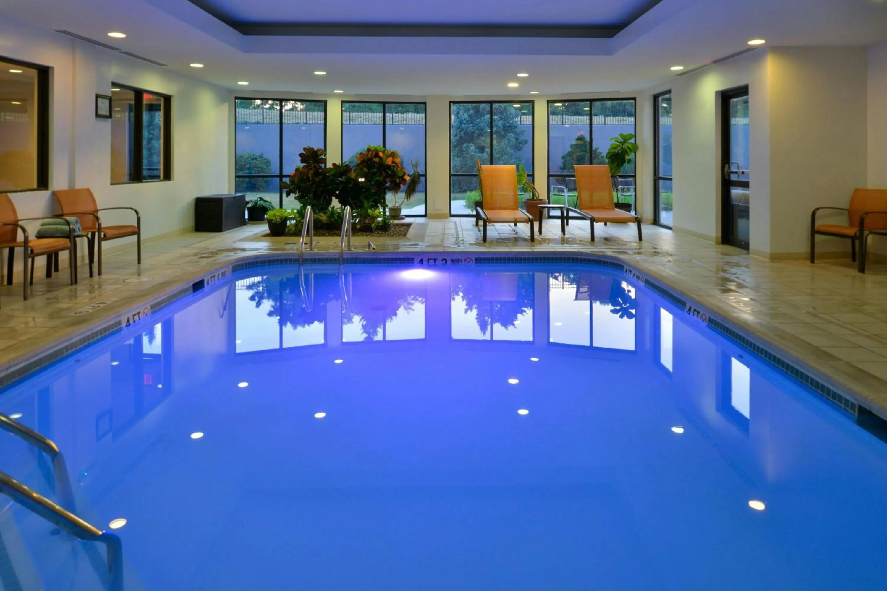 Swimming pool in Courtyard by Marriott Harrisburg Hershey