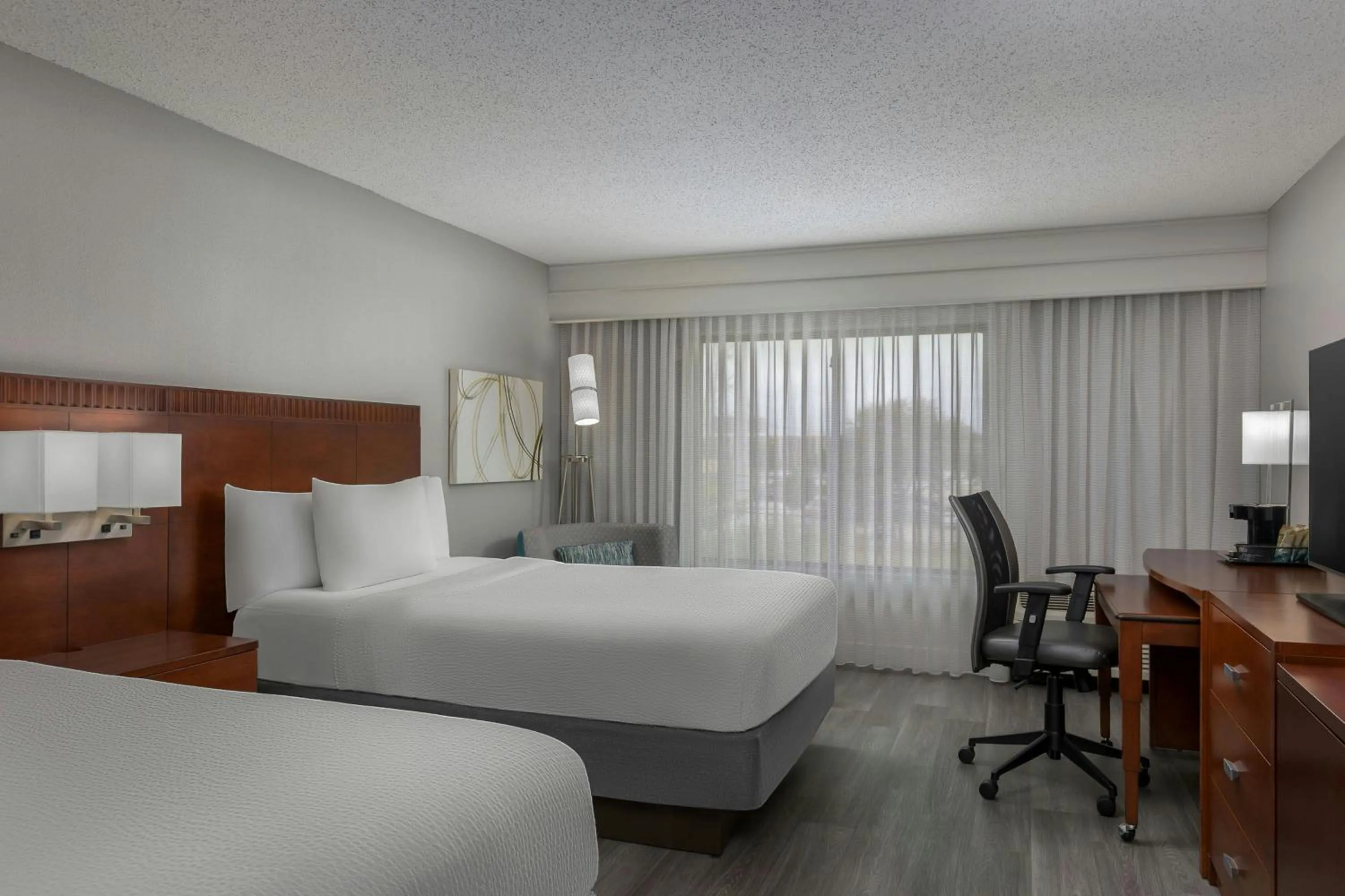 Photo of the whole room, Bed in Courtyard by Marriott Houston Rice University