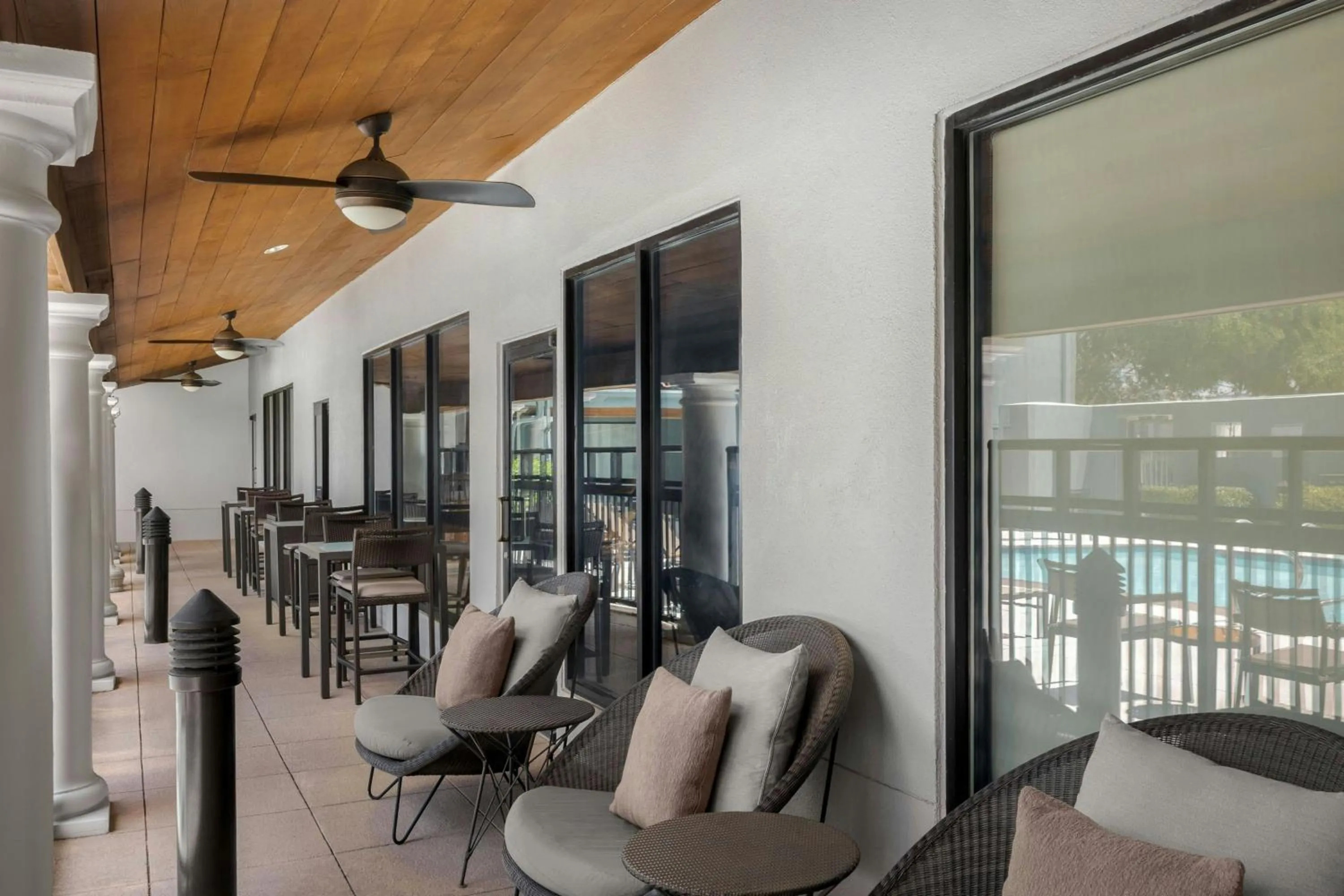 Swimming pool in Courtyard by Marriott Houston Rice University