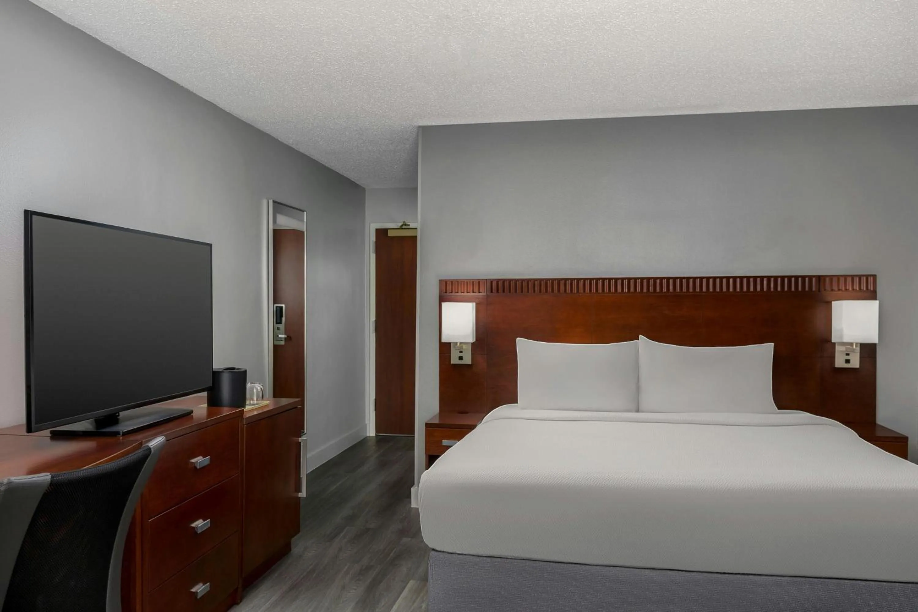 Photo of the whole room, Bed in Courtyard by Marriott Houston Rice University
