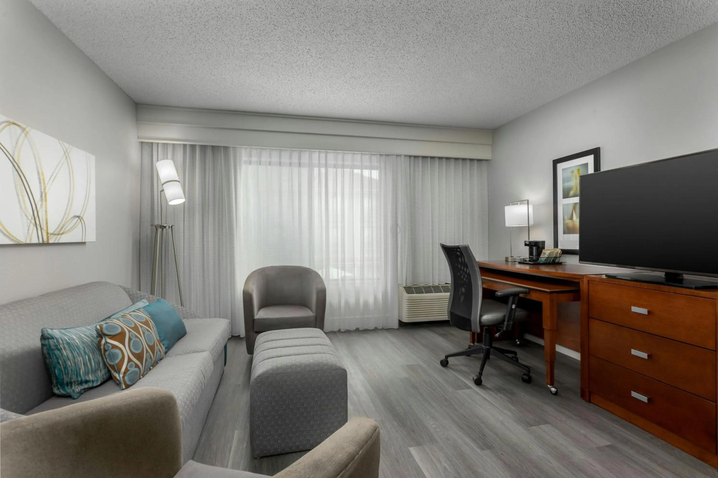 Living room in Courtyard by Marriott Houston Rice University