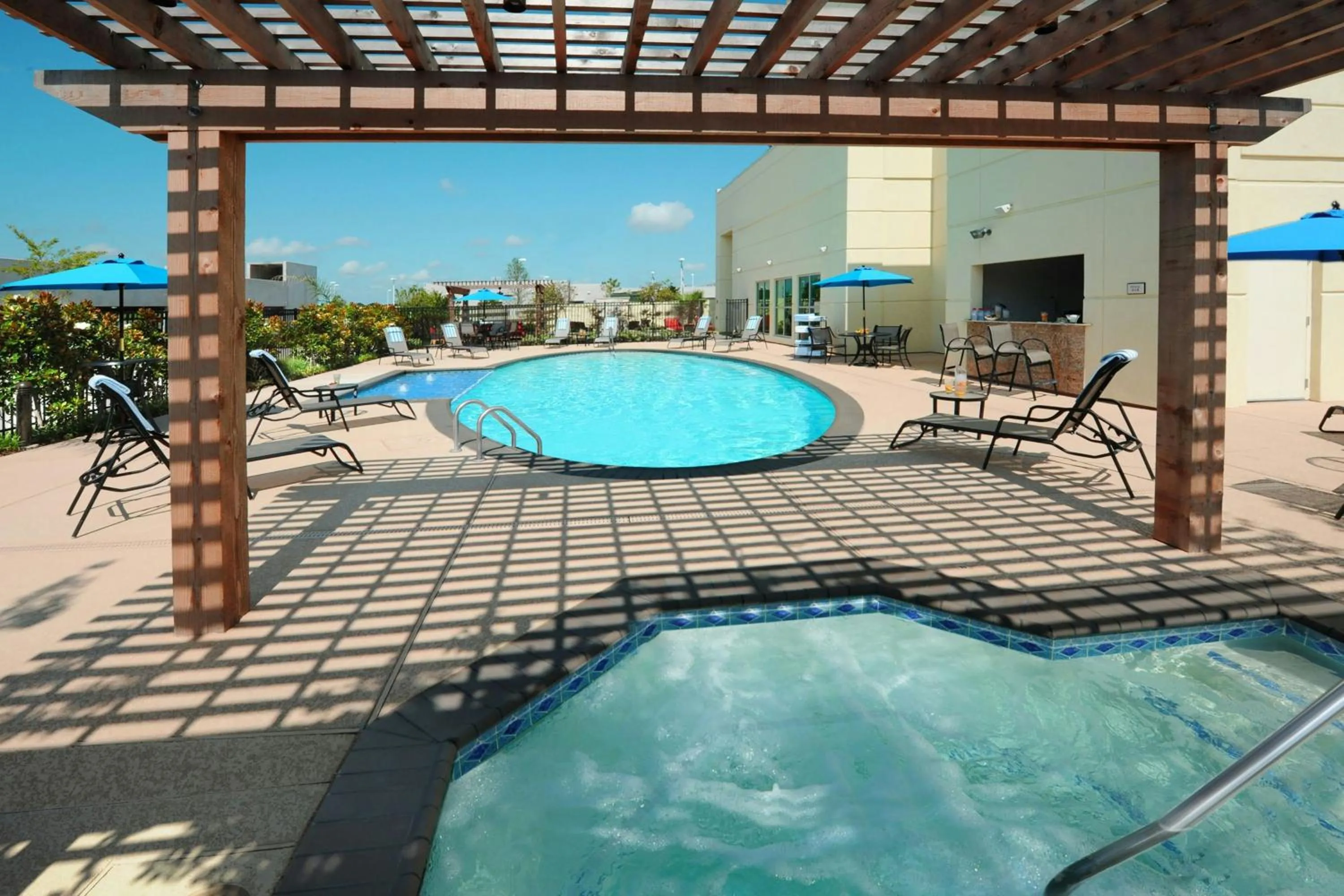 Swimming pool in Houston Marriott Energy Corridor