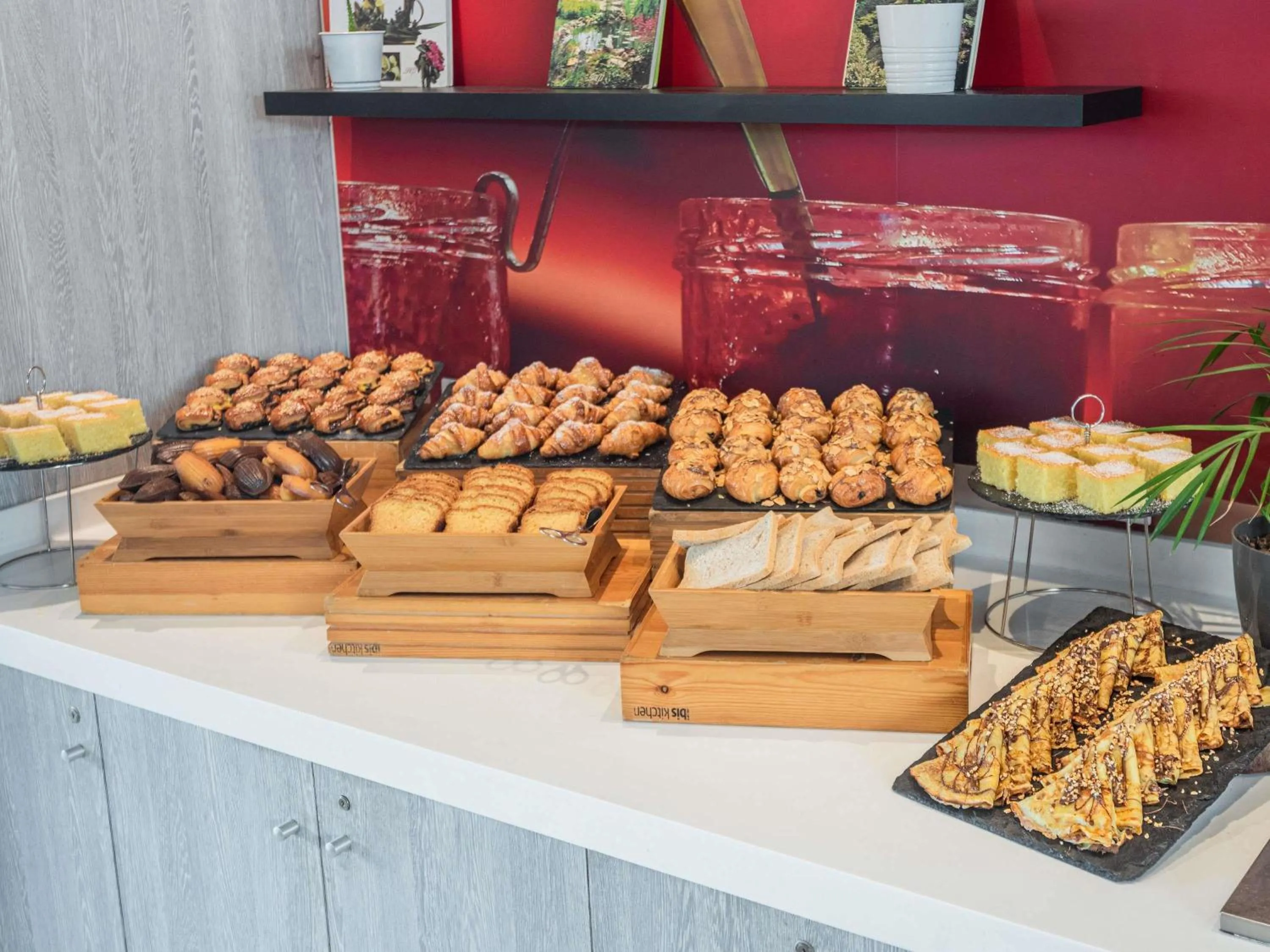 Breakfast in Ibis Casa Voyageurs