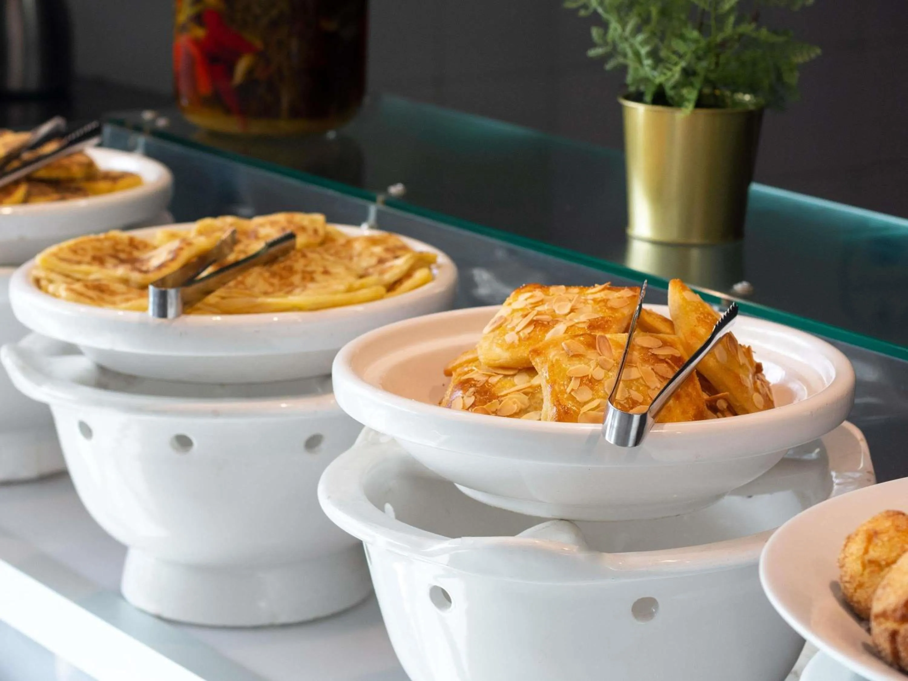 Breakfast in Ibis Casa Voyageurs