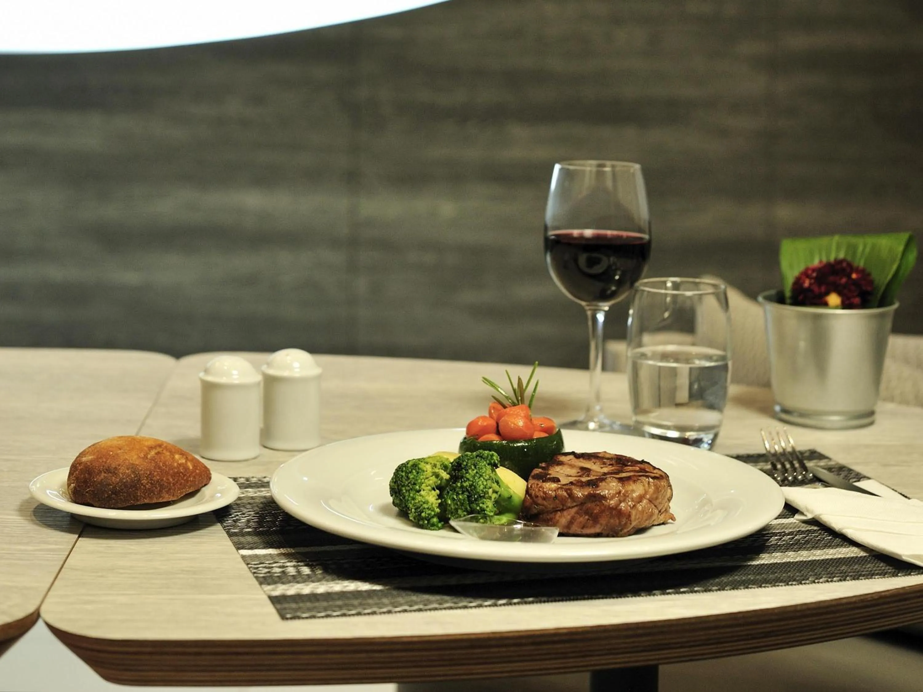 Restaurant/places to eat in Ibis Casa Voyageurs