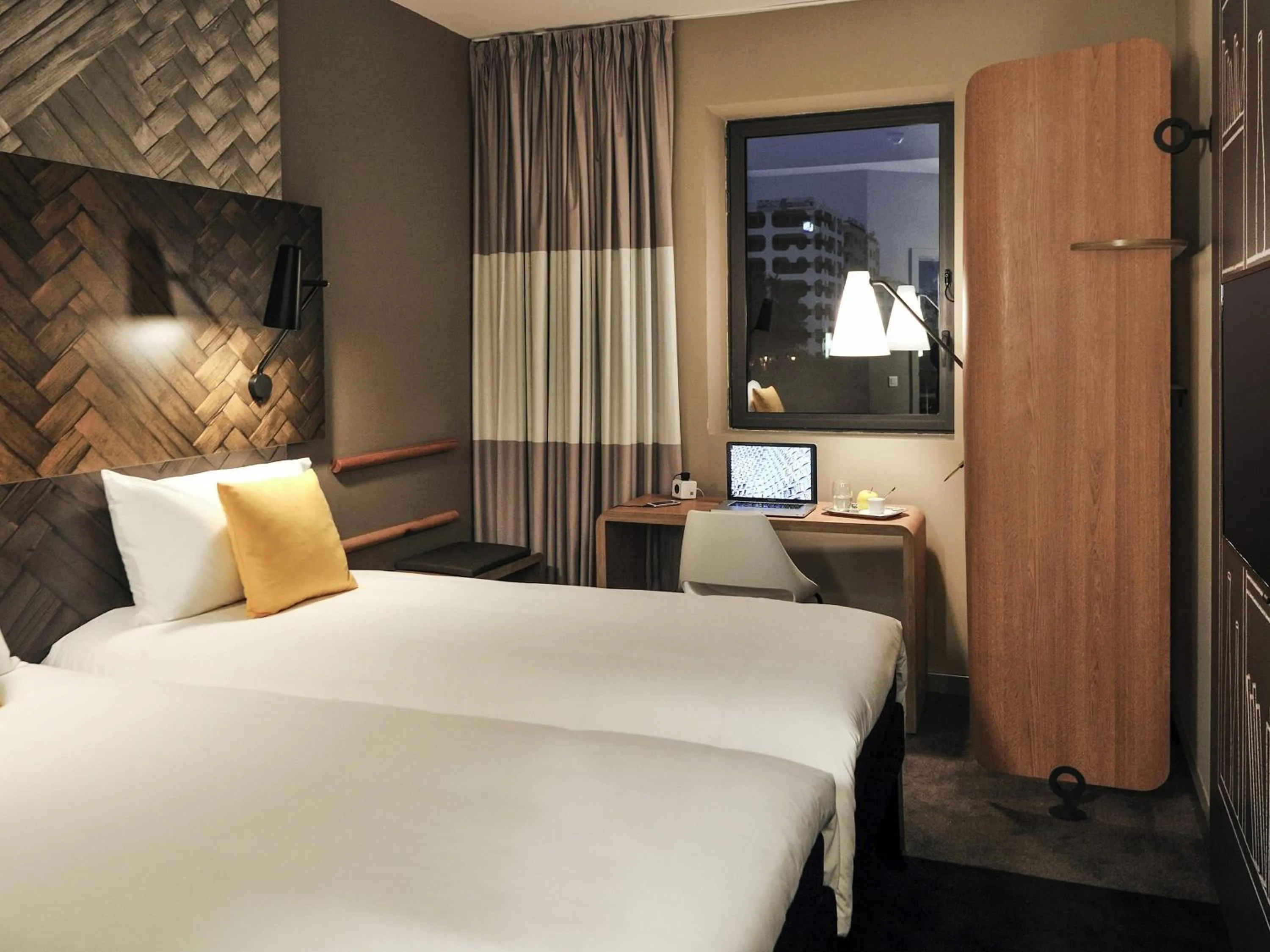 Bedroom, Bed in Ibis Casa Voyageurs