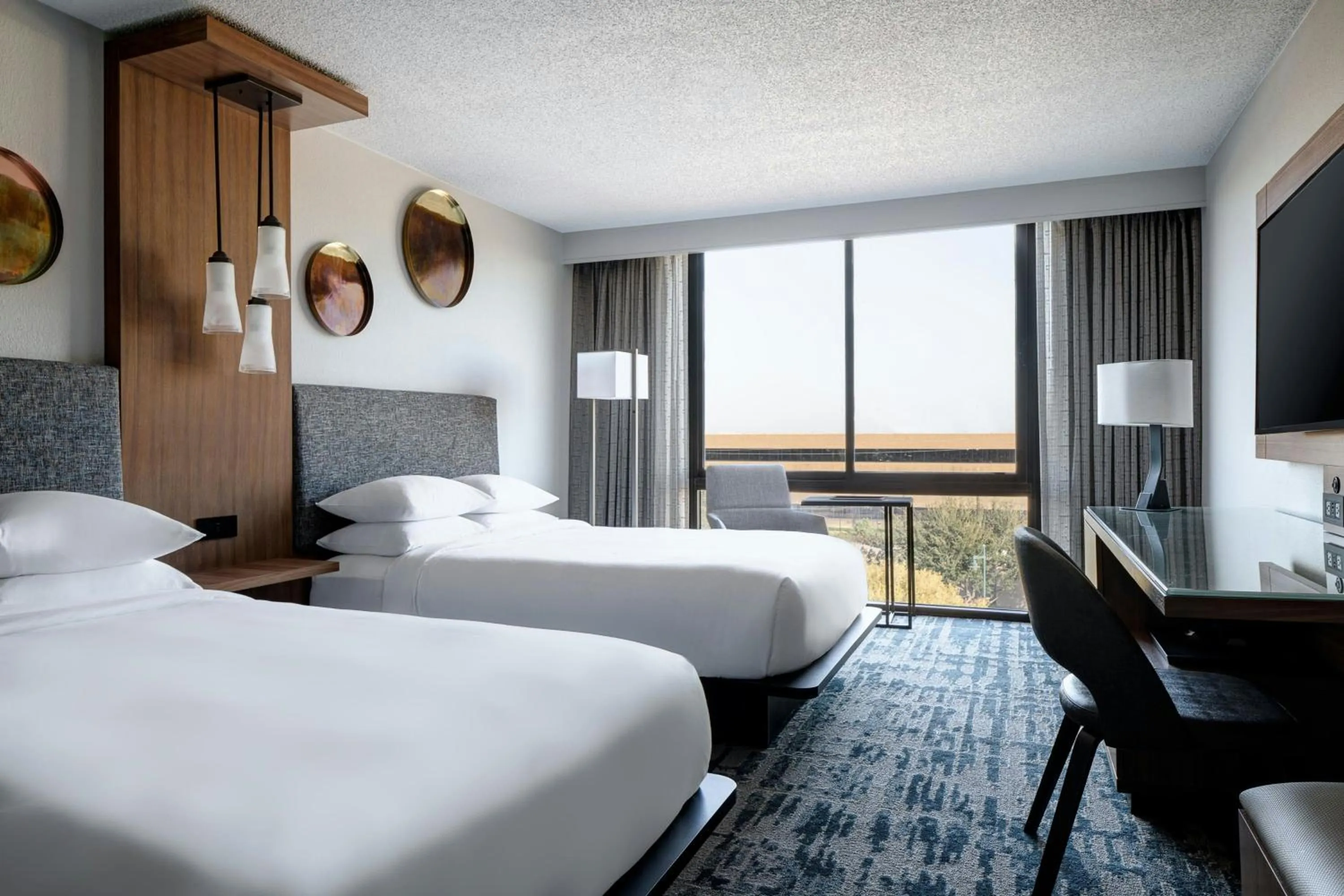 Photo of the whole room, Bed in Houston Marriott South at Hobby Airport