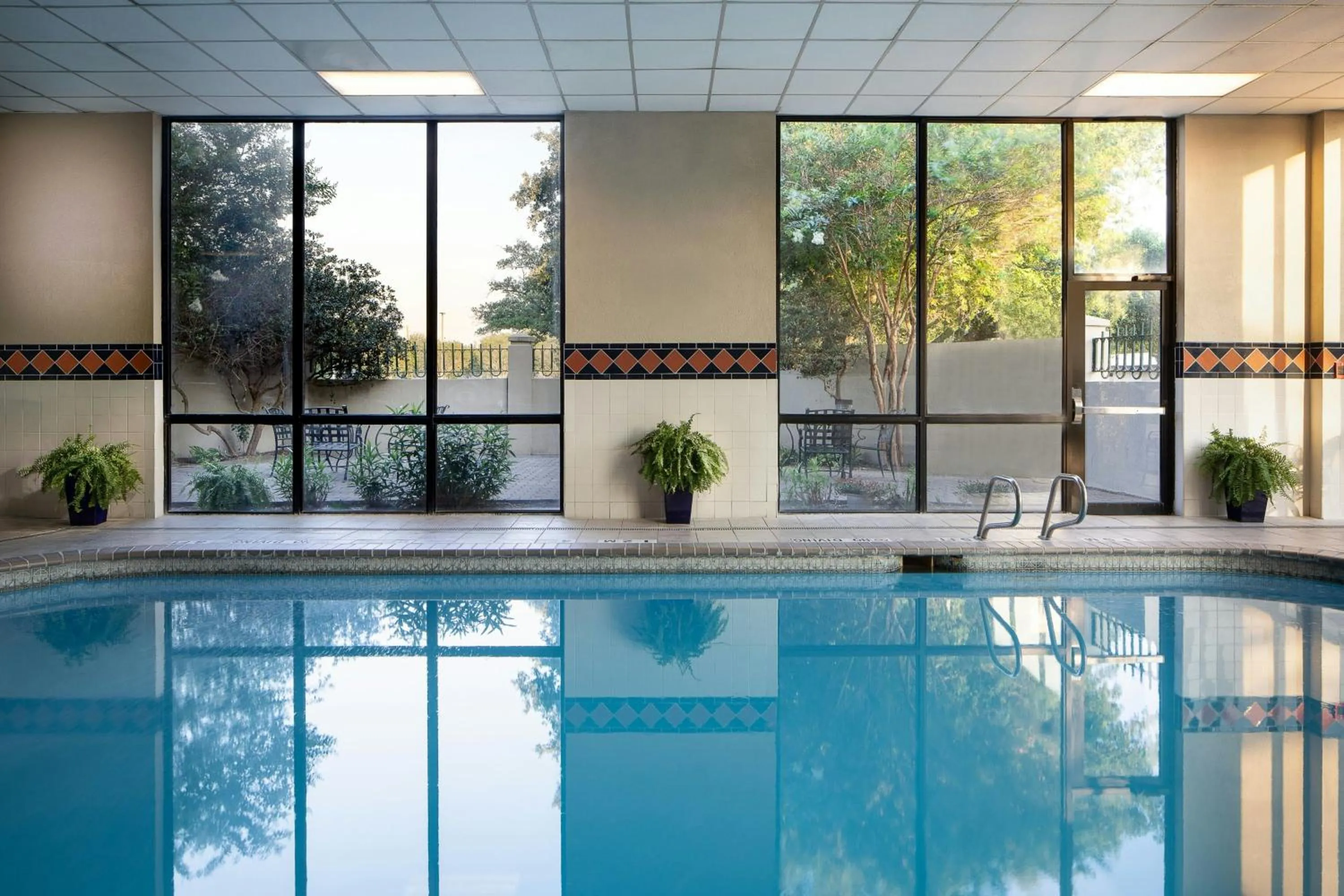 Swimming pool in Houston Marriott South at Hobby Airport