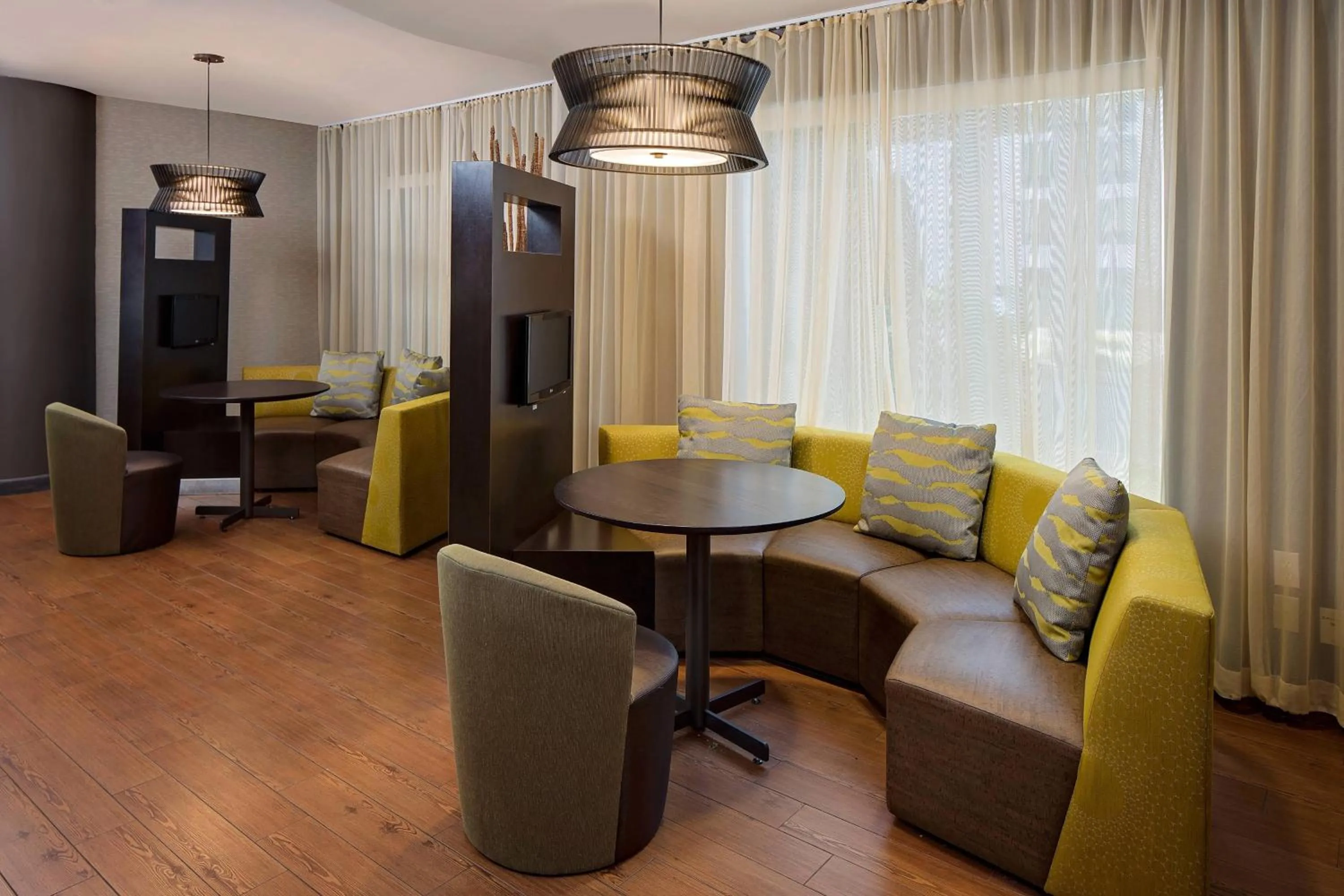 Lobby or reception in Courtyard Long Island MacArthur Airport