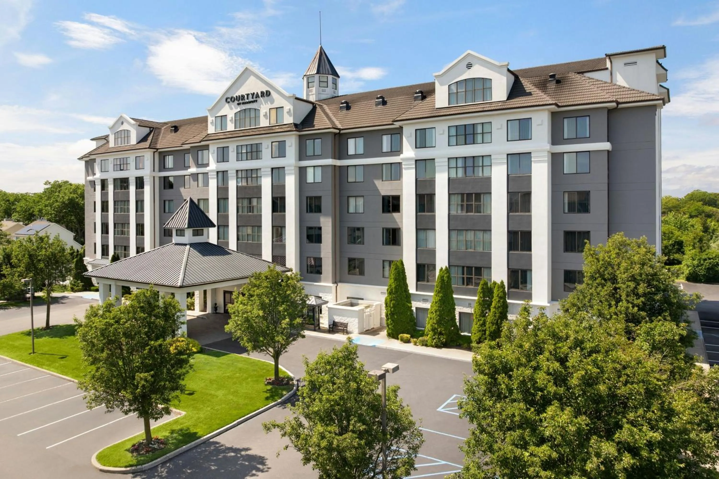 Property building in Courtyard Long Island MacArthur Airport
