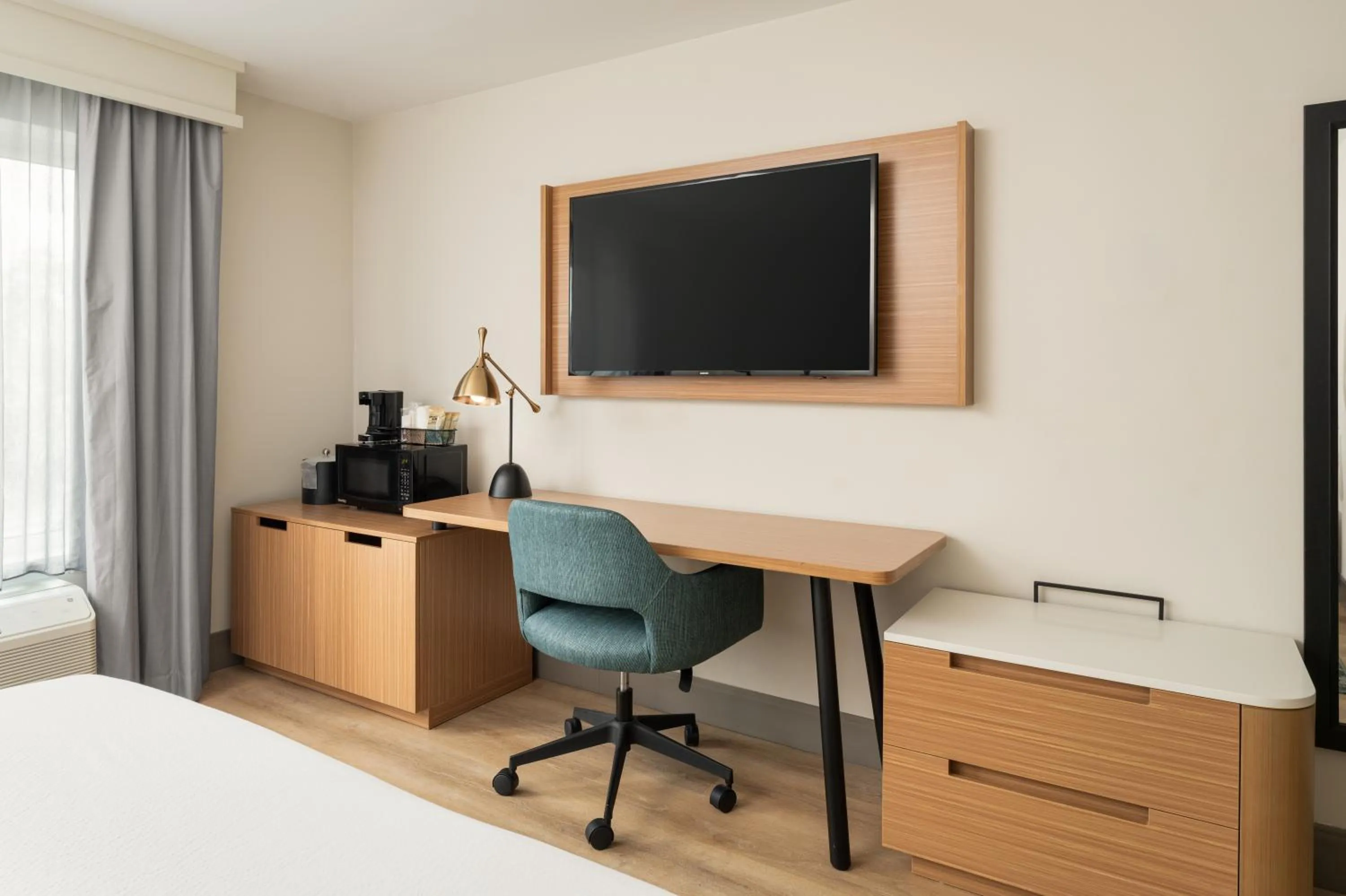 TV and multimedia, Bed in Fairfield Inn & Suites Jacksonville Butler Boulevard