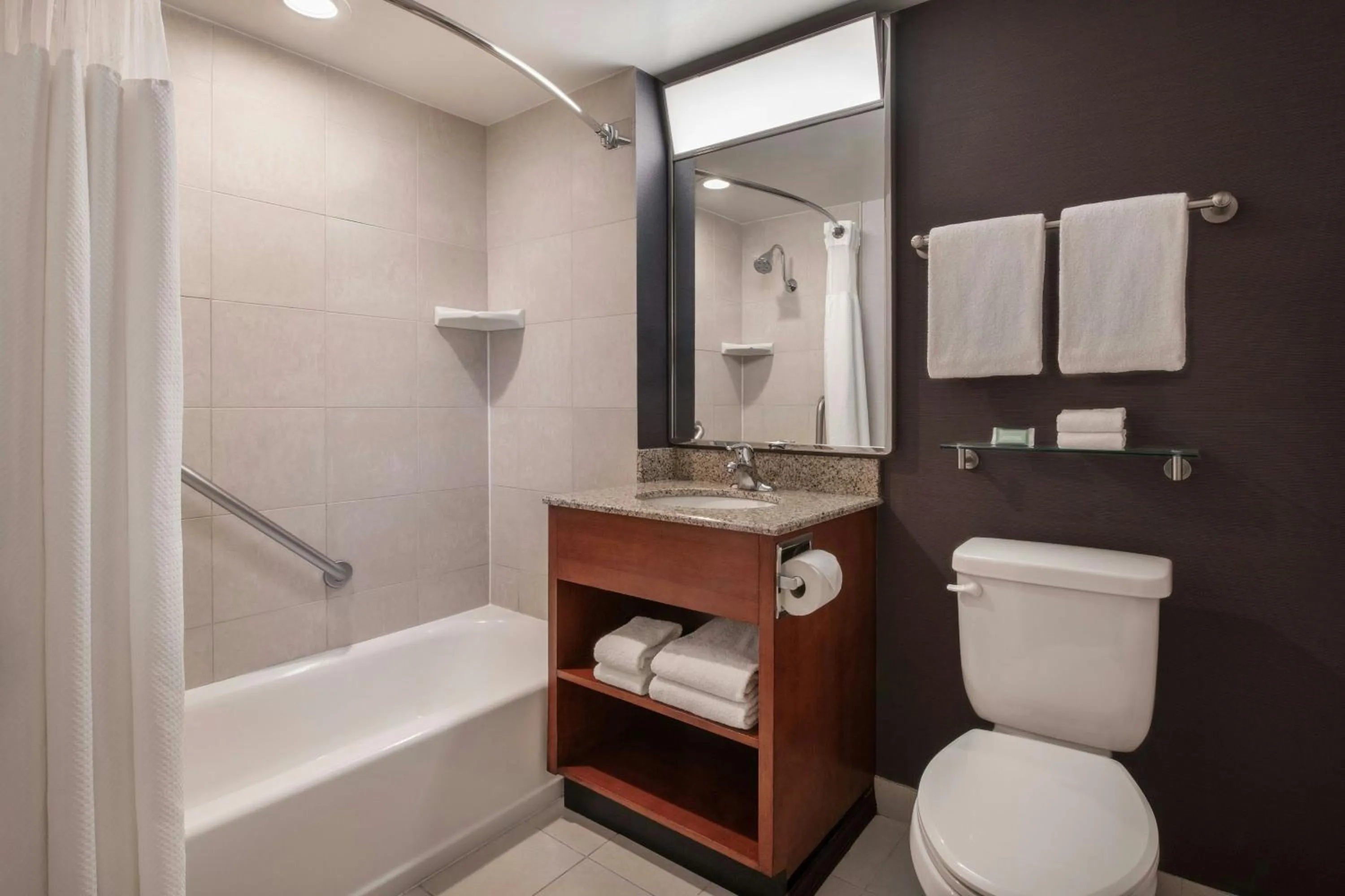 Bathroom in Courtyard by Marriott Los Angeles Pasadena/Monrovia