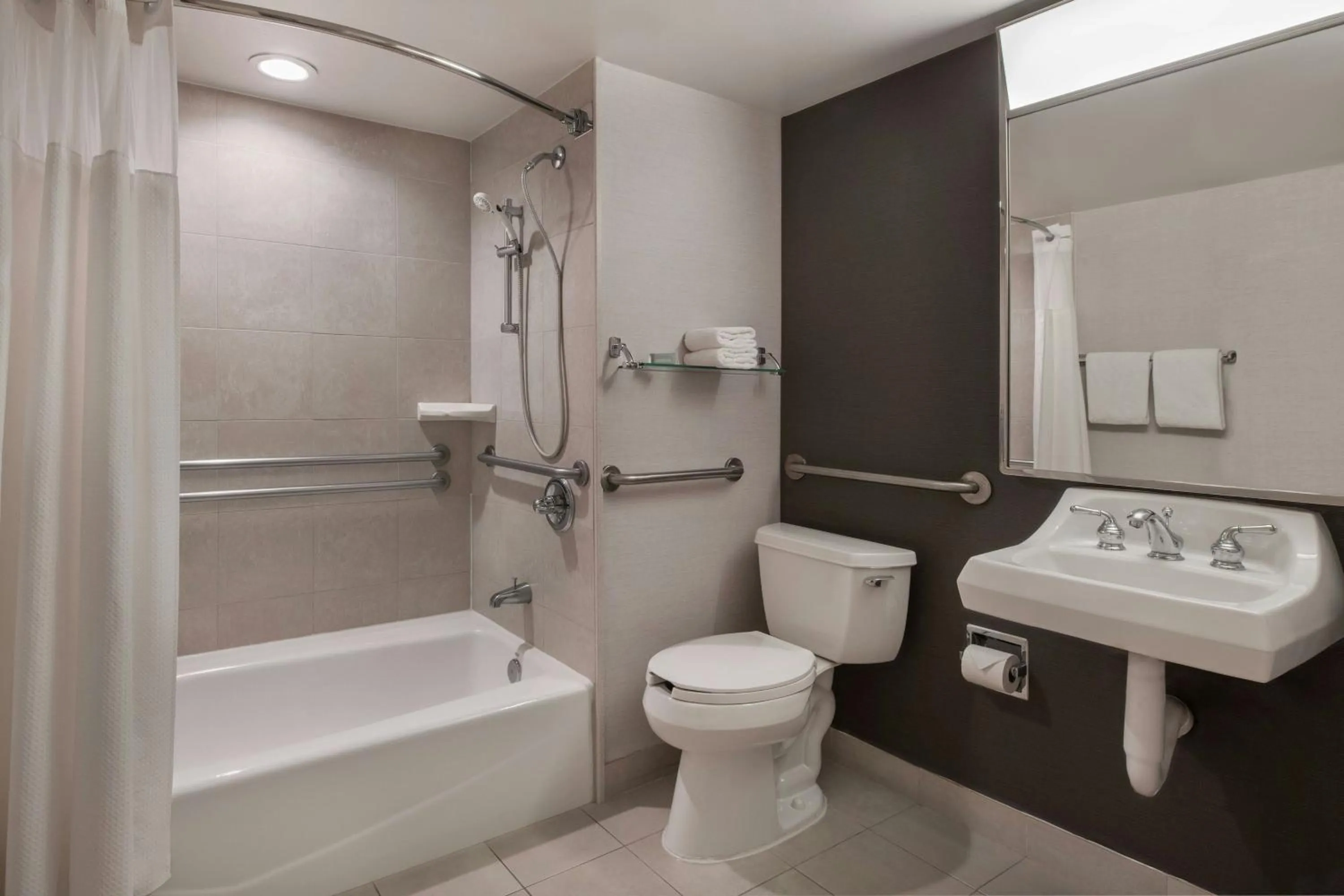 Bathroom in Courtyard by Marriott Los Angeles Pasadena/Monrovia